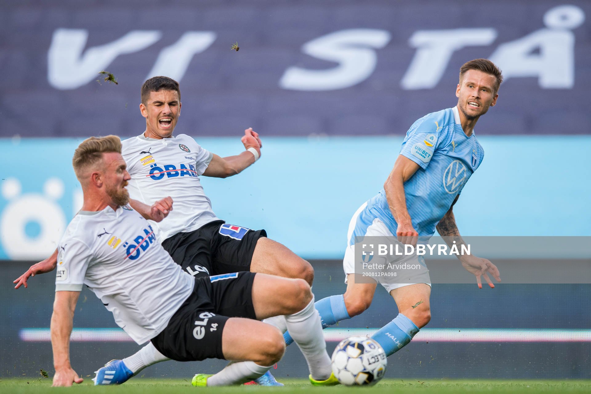 Malmö FFs Arnór Traustason mot Örebros Hussein Ali och