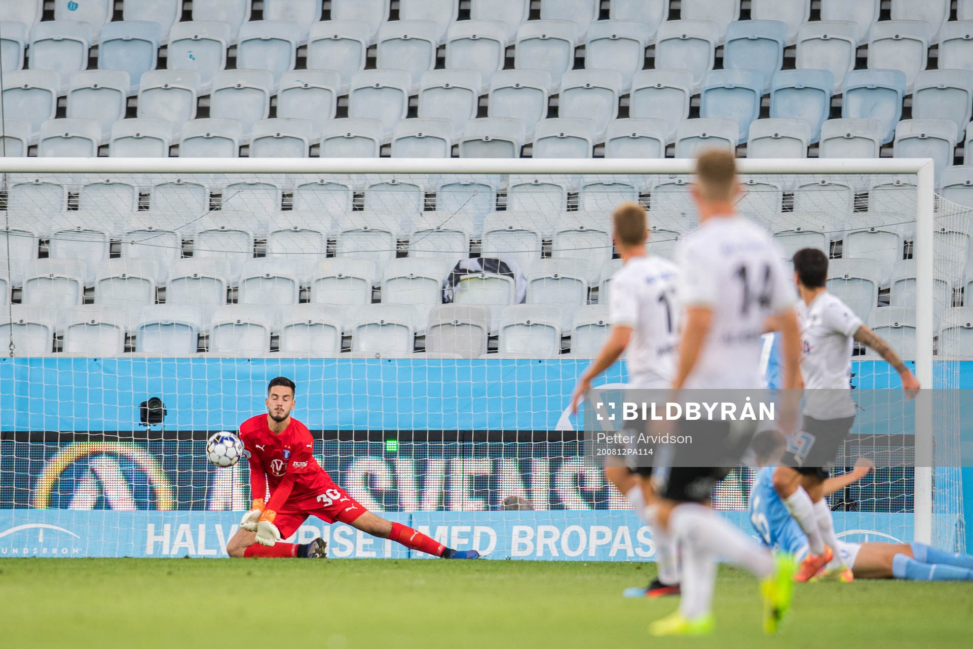 Malmö FFs målvakt Marko Johansson med en räddning