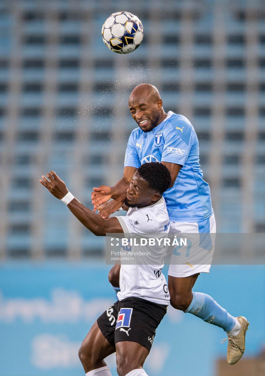 Malmö FFs Fouad Bachirou och Örebros Kevin Wright under fotbollsmatchen i Allsvenskan mellan Malmö FF och Örebro den 12 augusti 2020 i Malmö.