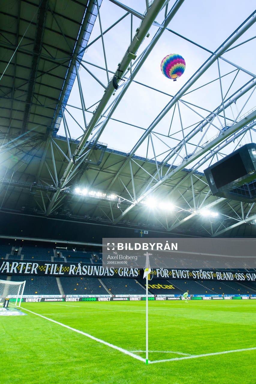 En luftballong flyger över arenan