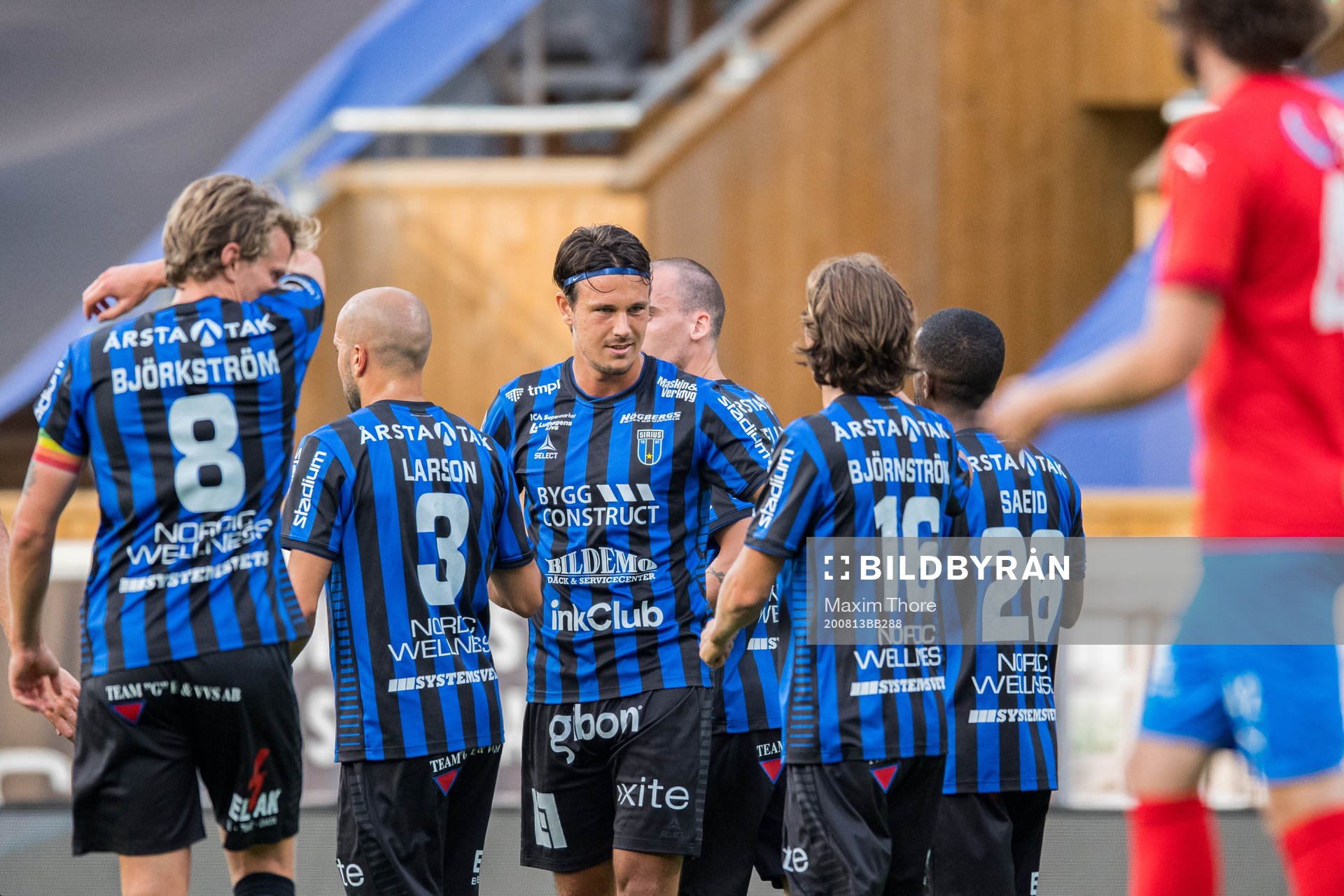 Sirius Stefano Vecchia jublar med lagkamrater
