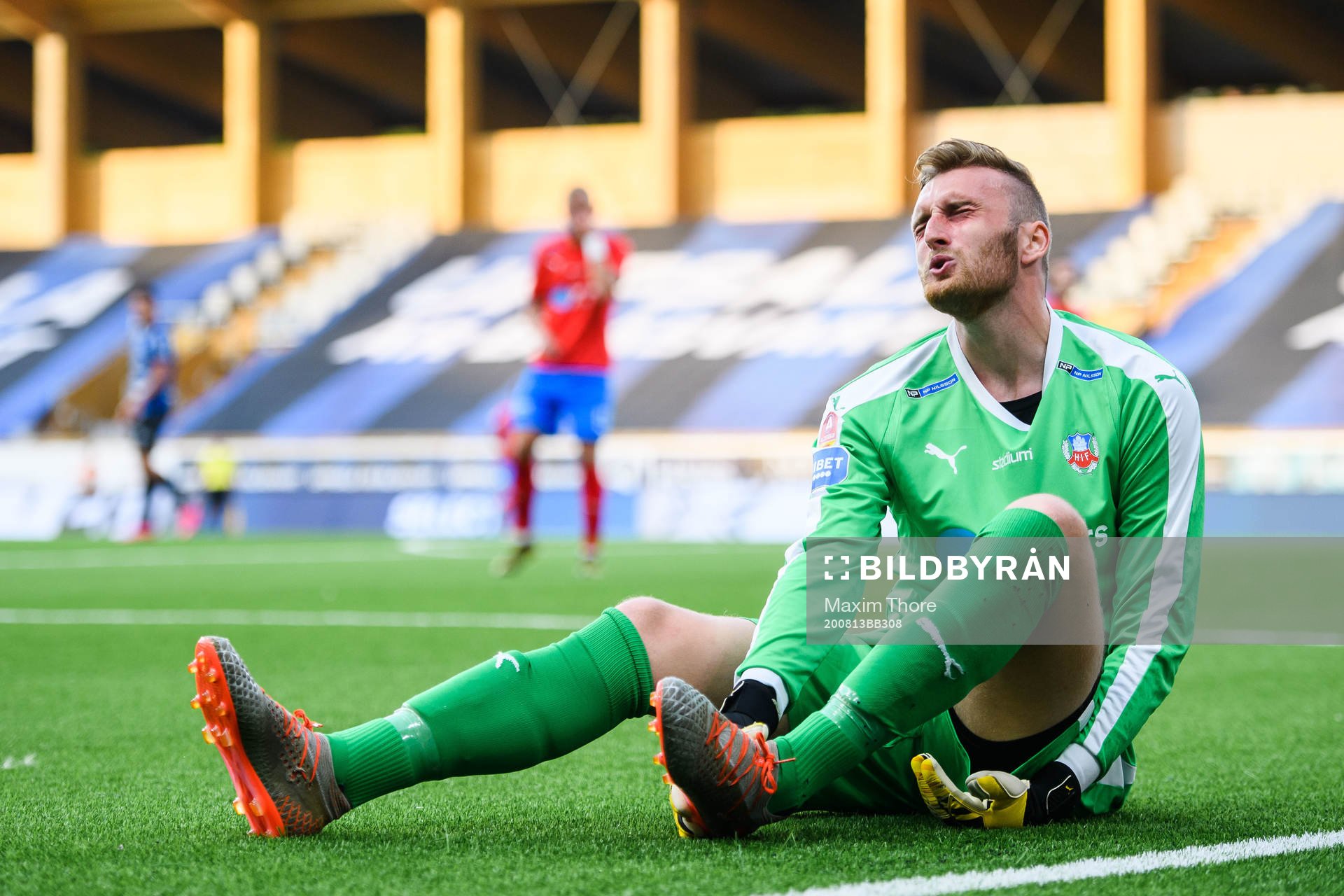 Helsingborgs målvakt Alexander Nilsson har ont