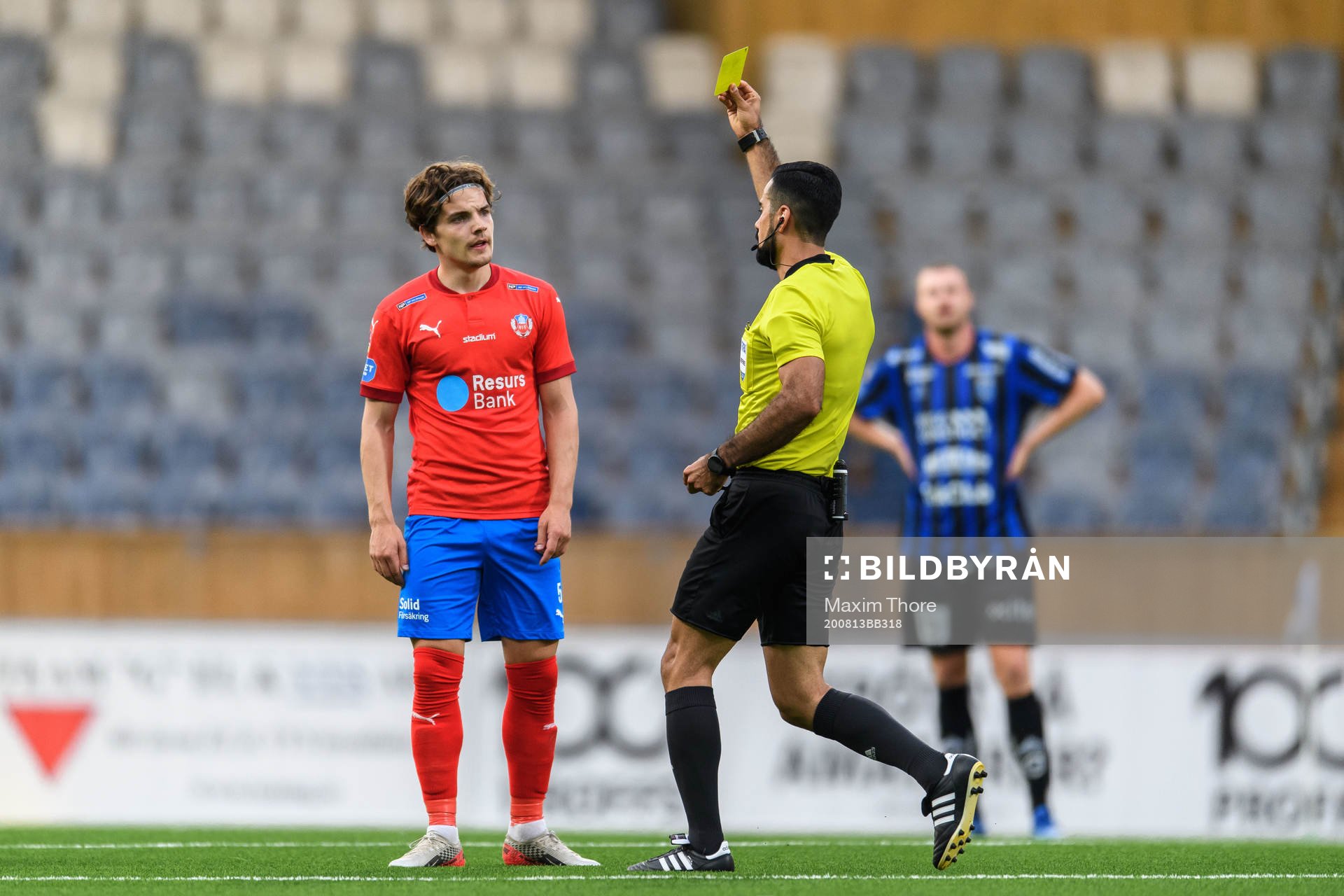 Helsingborgs Brandur Hendriksson får en varning av domare
