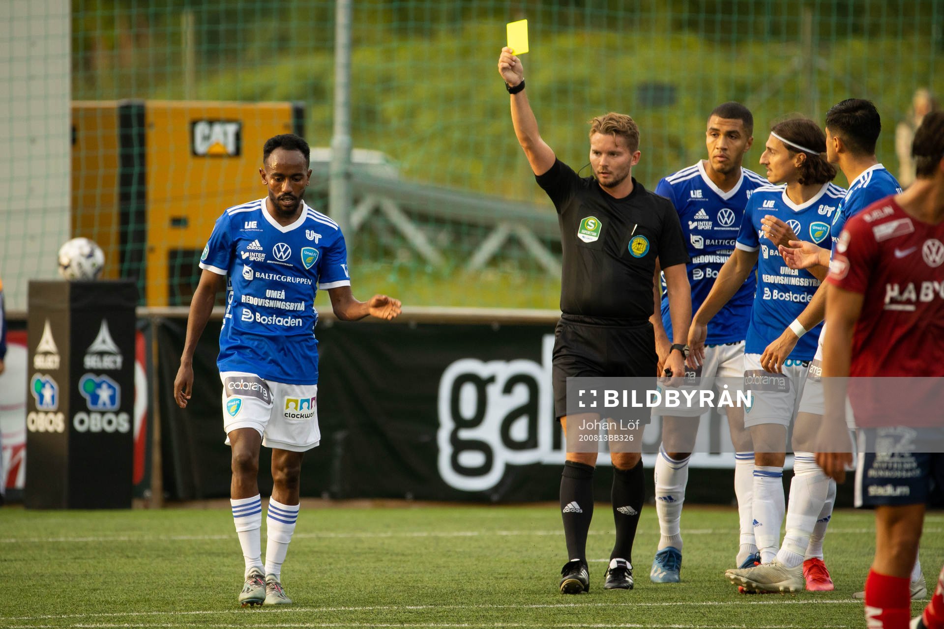 Umeås Beneyam Demte får gult kort av domare Joakim