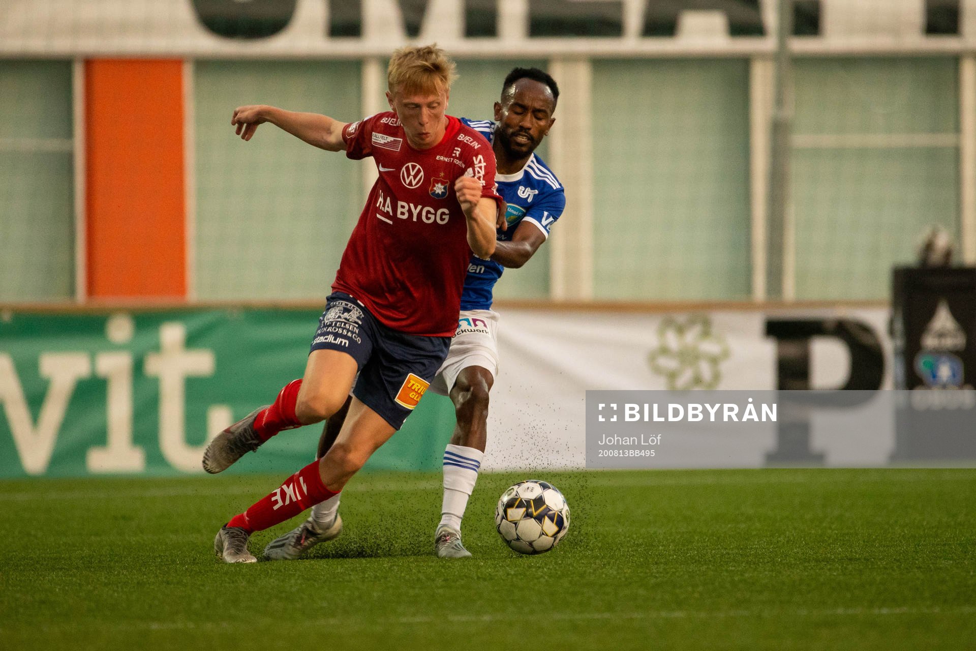 Umeås Beneyam Demte i kamp om boll med Örgrytes Otto Peterson under fotbollsmatchen i Superettan mellan Umeå FC och Örgryte den 13 augusti 2020 i Umeå.