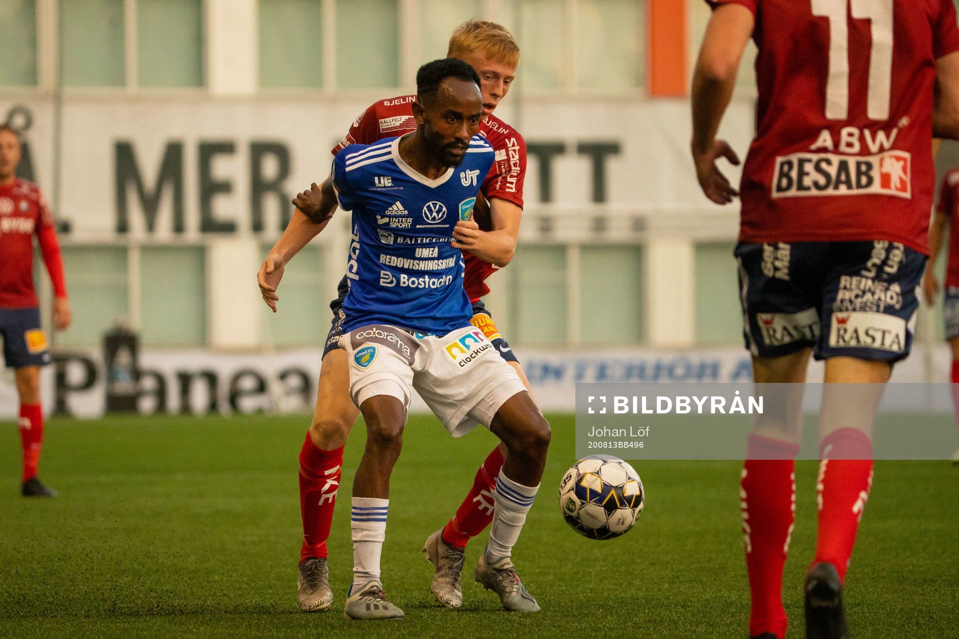 Umeås Beneyam Demte i kamp om boll med Örgrytes Otto Peterson under fotbollsmatchen i Superettan mellan Umeå FC och Örgryte den 13 augusti 2020 i Umeå.