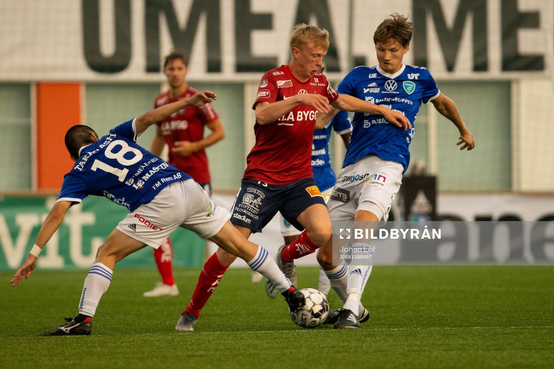 Örgrytes Otto Peterson tar sig förbi Umeås Soya