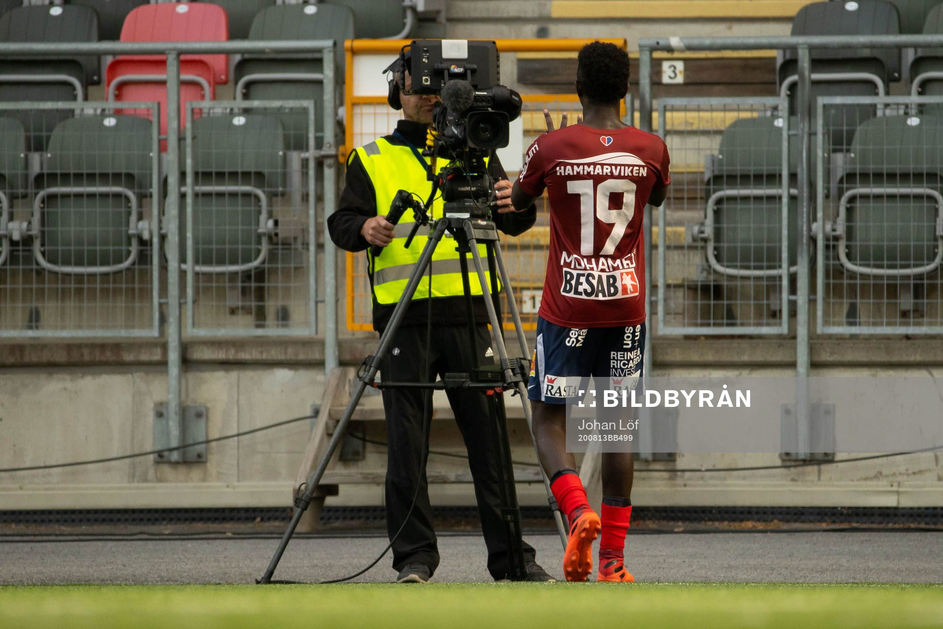 Örgrytes Mohamed Said Adan firar framför kameran