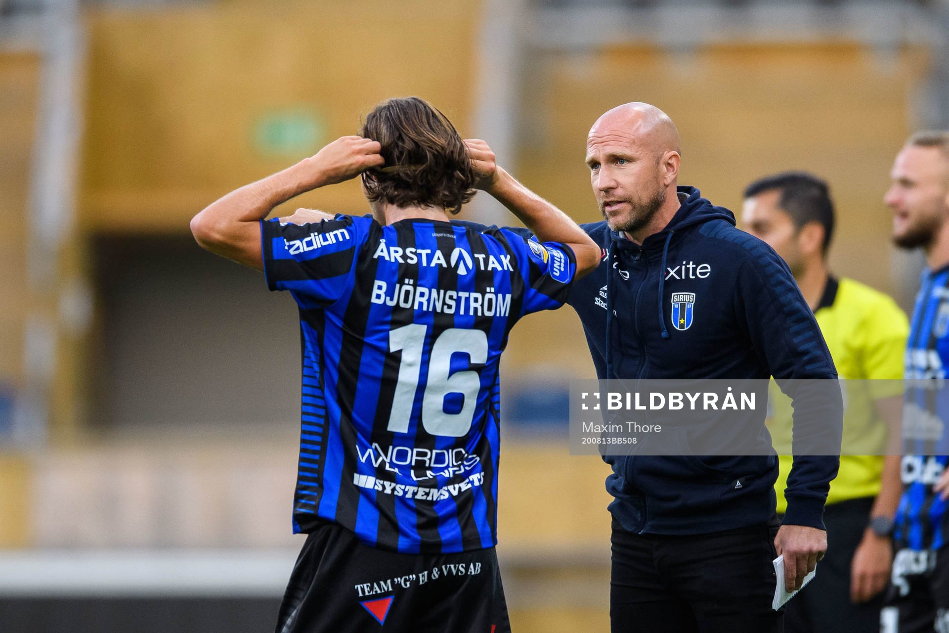Sirius tränare Henrik Rydström i samtal med Axel