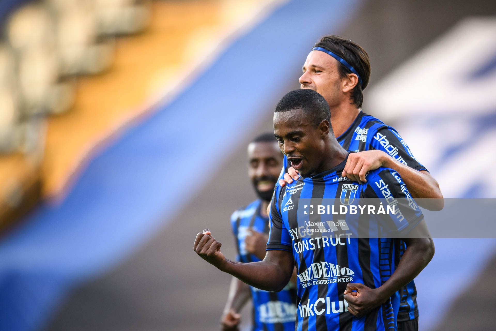 Sirius Nahom Girmai Netabay och Stefano Vecchia jublar
