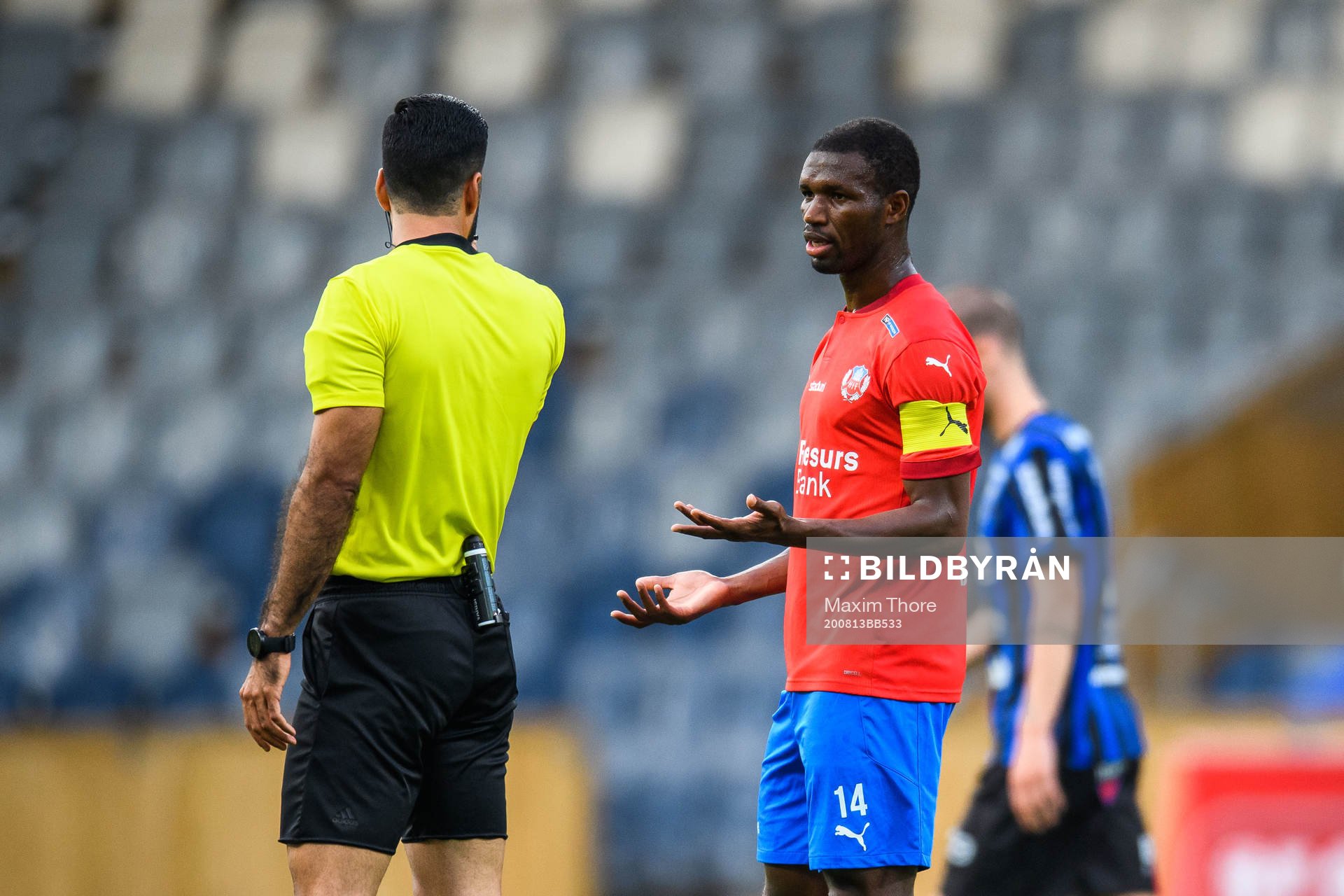 Helsingborgs Mohammed Abubakari i samtal med domare