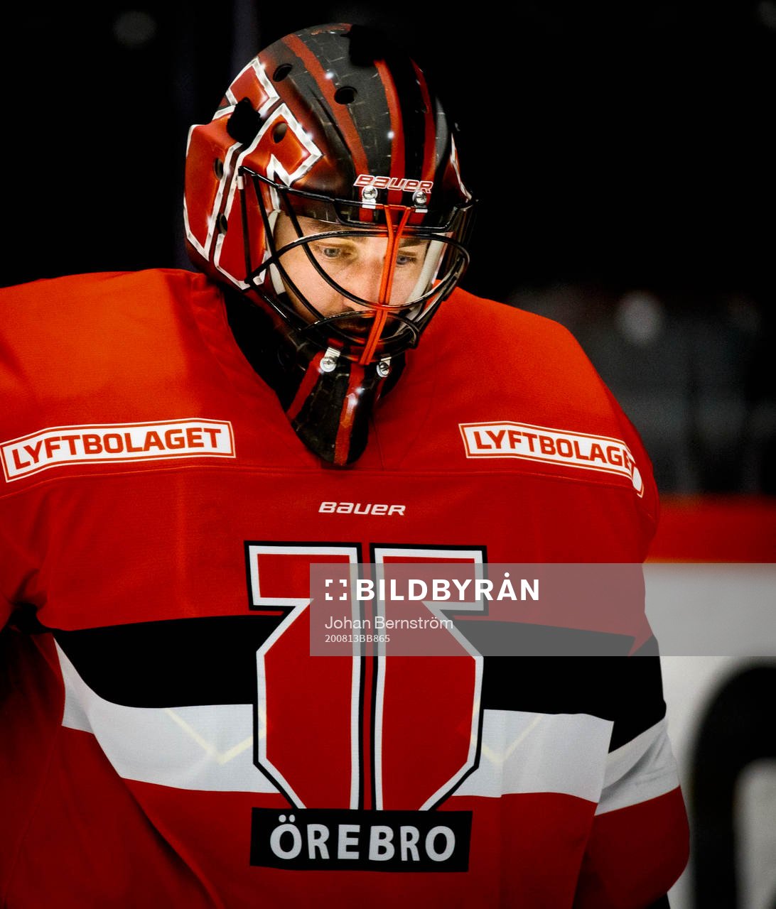 Örebros Hockeys målvakt Jhonas Enroth deppar