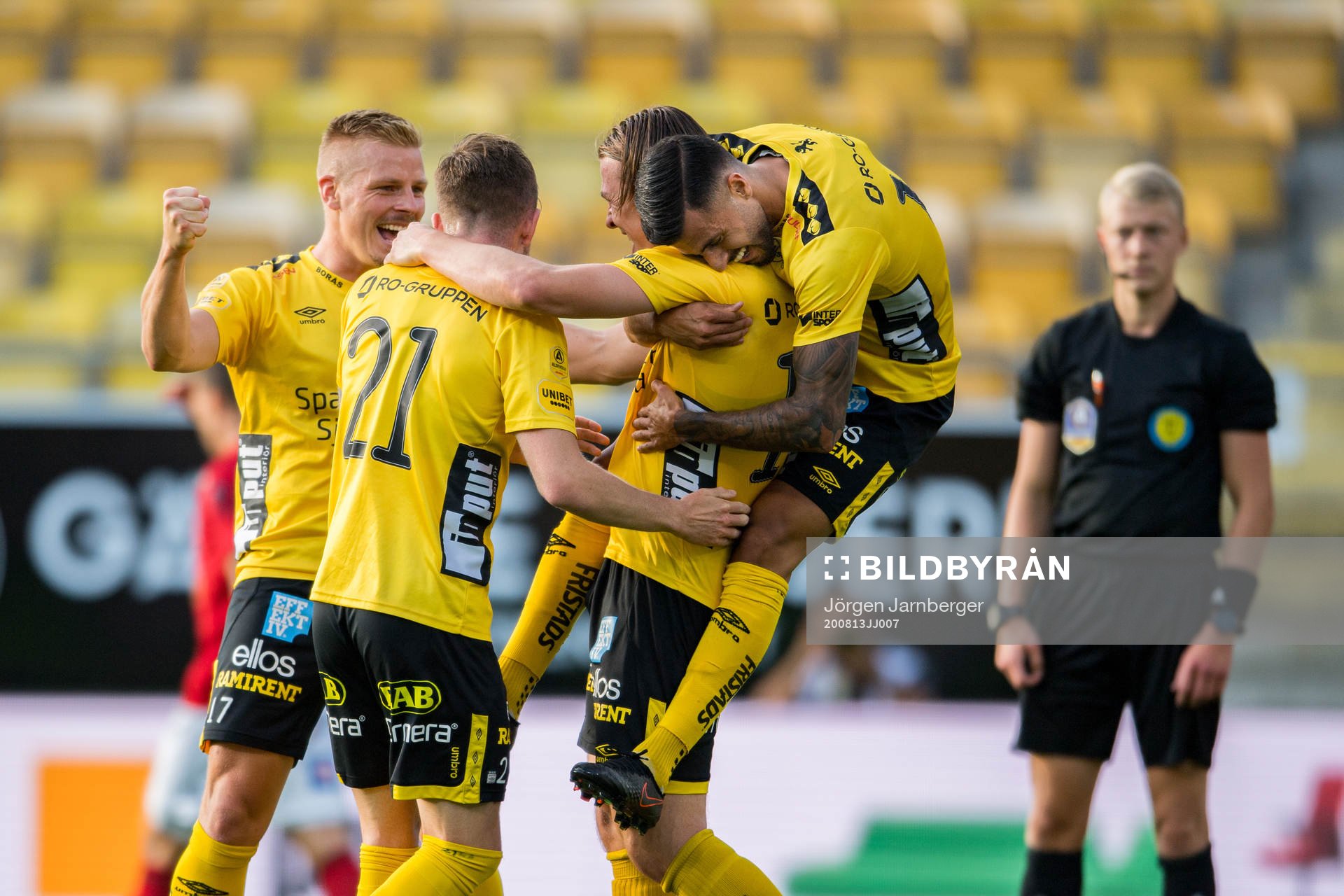 Elfsborgs Simon Olsson jublar med lagkamrater