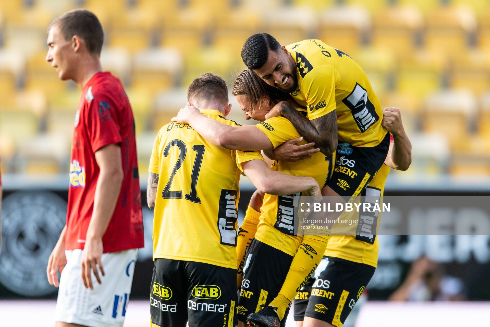 Elfsborgs Rami Kaib kramar om Simon Olsson som gjort 2-0 under fotbollsmatchen i Allsvenskan mellan Elfsborg och Falkenberg den 13 augusti 2020 i Borås.
