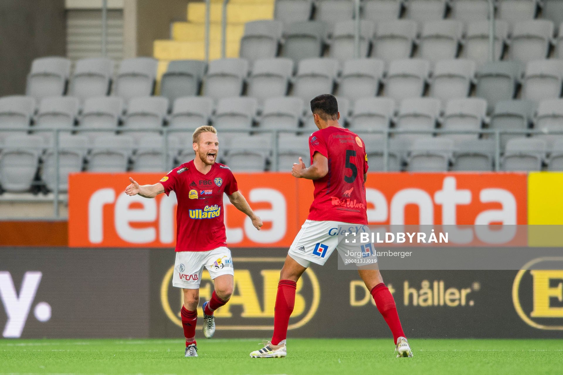 Falkenbergs Tobias Englund jublar med Mohammad Ahmadi