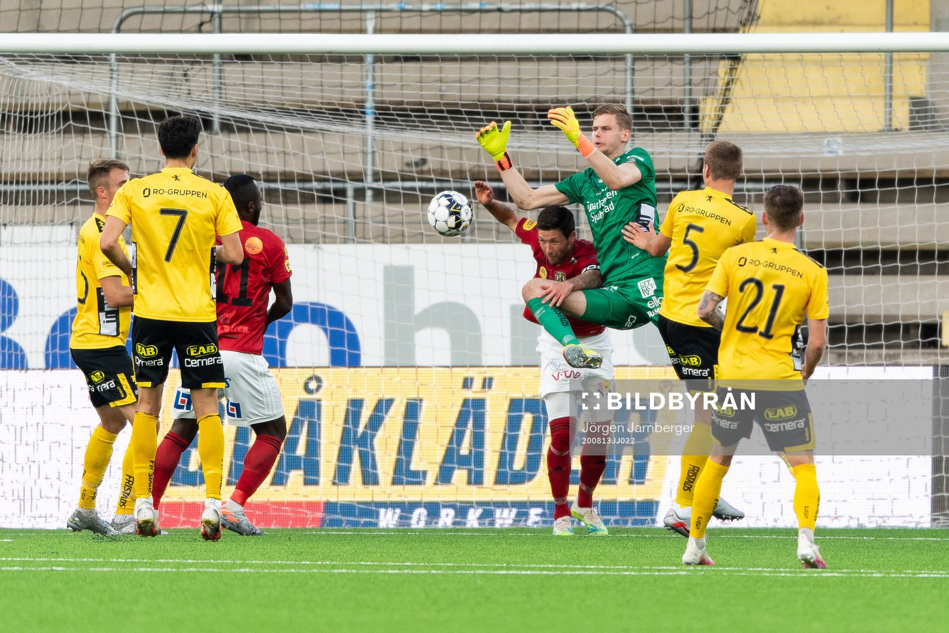 Elfsborgs målvakt Tim Rönning i kamp med Falkenbergs Tibor Brink Joza under fotbollsmatchen i Allsvenskan mellan Elfsborg och Falkenberg den 13 augusti 2020 i Borås.