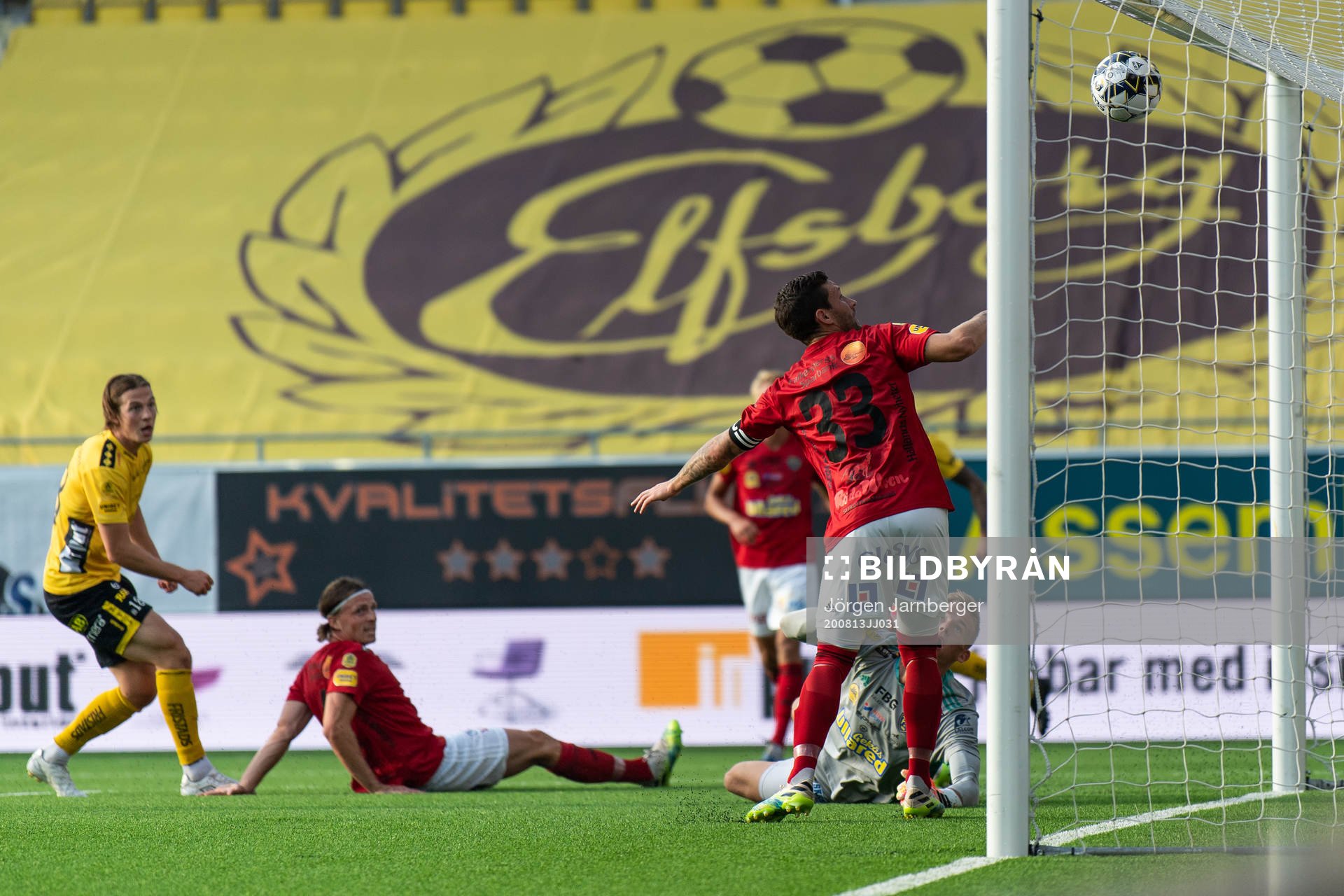 Elfsborgs Simon Olsson ser bollen gå mål till 2-0