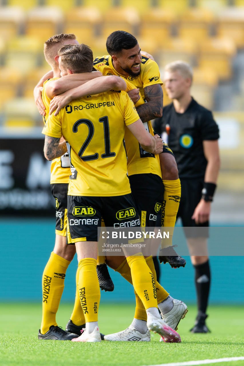 Elfsborgs Simon Olsson (skymd) kramas om av Rami Kaib, Per