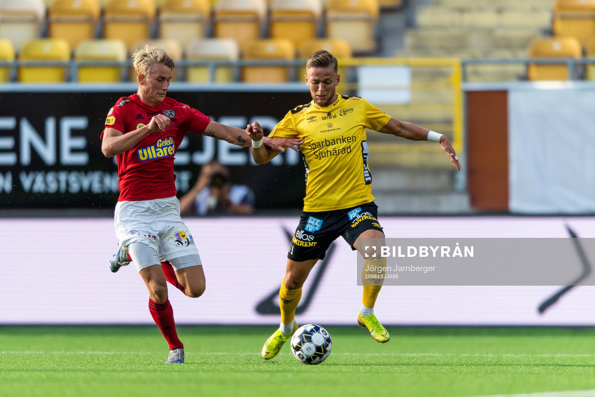 Falkenbergs Ludvig Johansson och Elfsborgs Jesper Karlsson under fotbollsmatchen i Allsvenskan mellan Elfsborg och Falkenberg den 13 augusti 2020 i Borås.