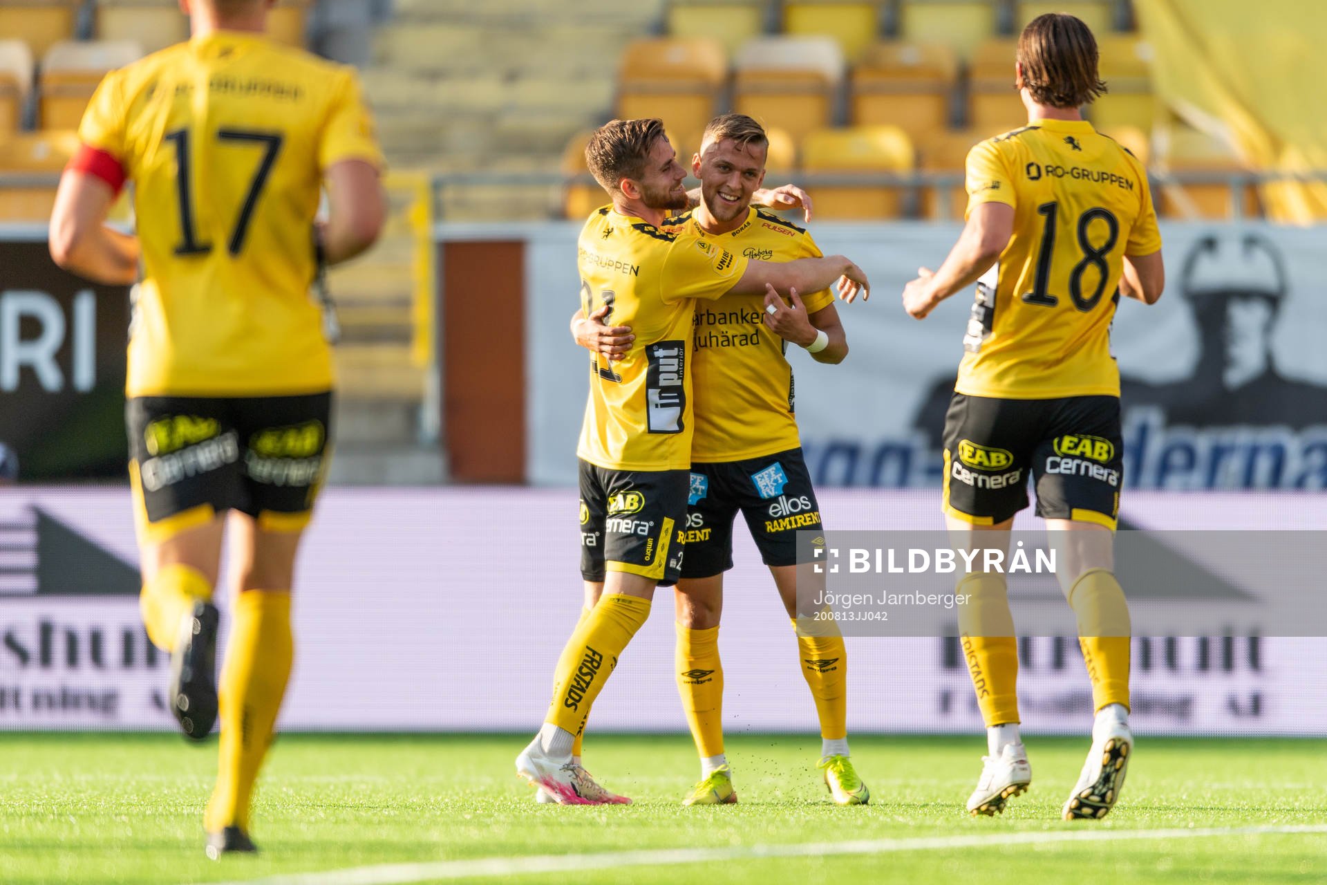 Elfsborgs Jesper Karlsson kramas om av Rasmus Alm efter att gjort 3-0 under fotbollsmatchen i Allsvenskan mellan Elfsborg och Falkenberg den 13 augusti 2020 i Borås.