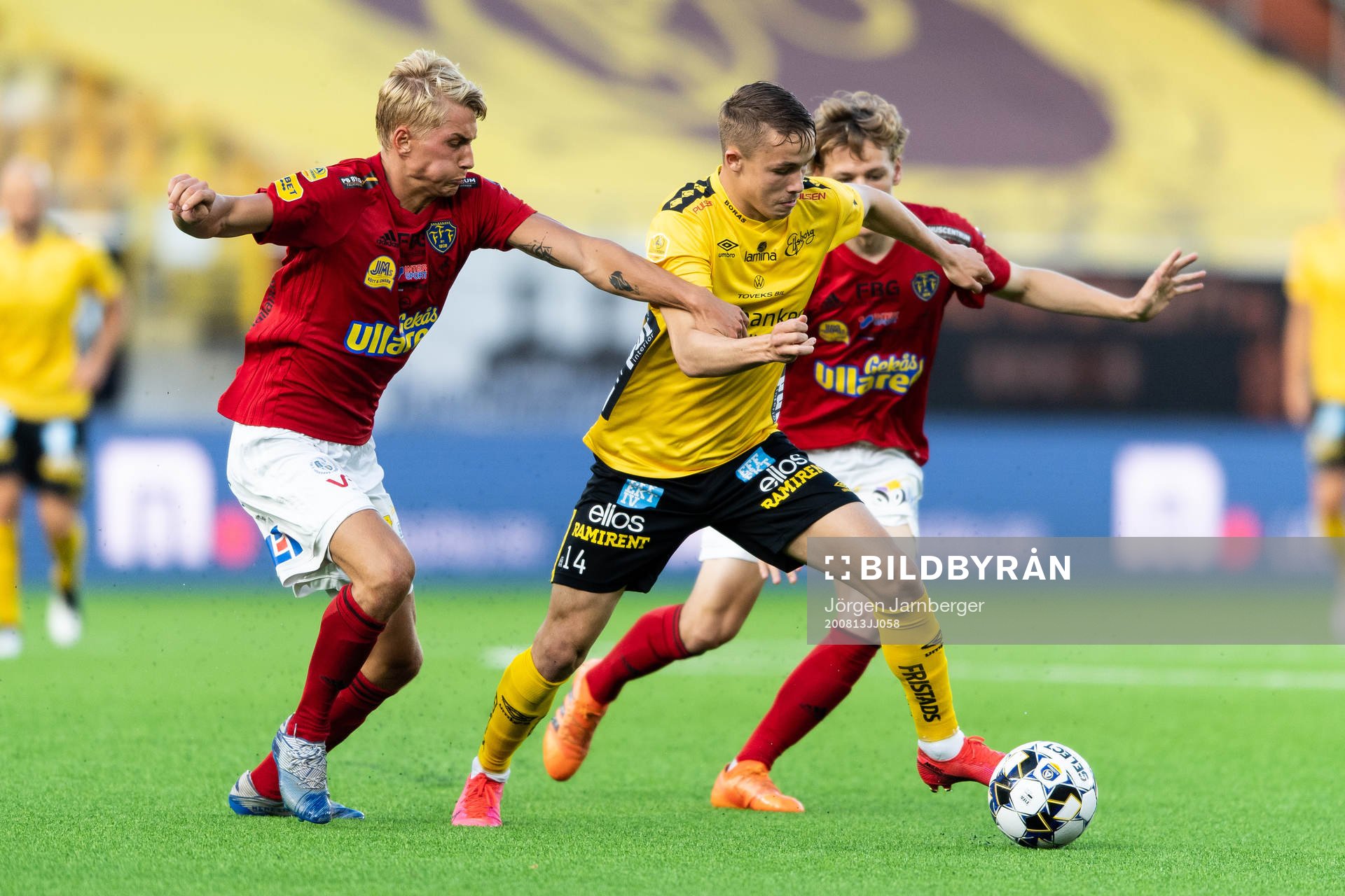 Elfsborgs Jacob Ondrejka och Falkenbergs Ludvig Johansson under fotbollsmatchen i Allsvenskan mellan Elfsborg och Falkenberg den 13 augusti 2020 i Borås.