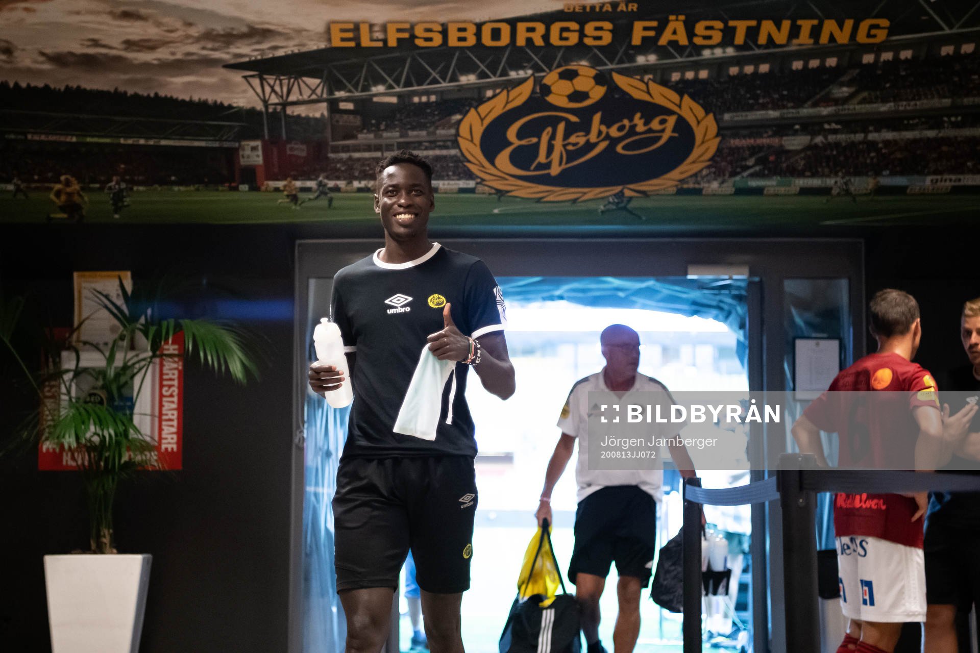 Elfsborgs Joseph Okumu gör tummen upp