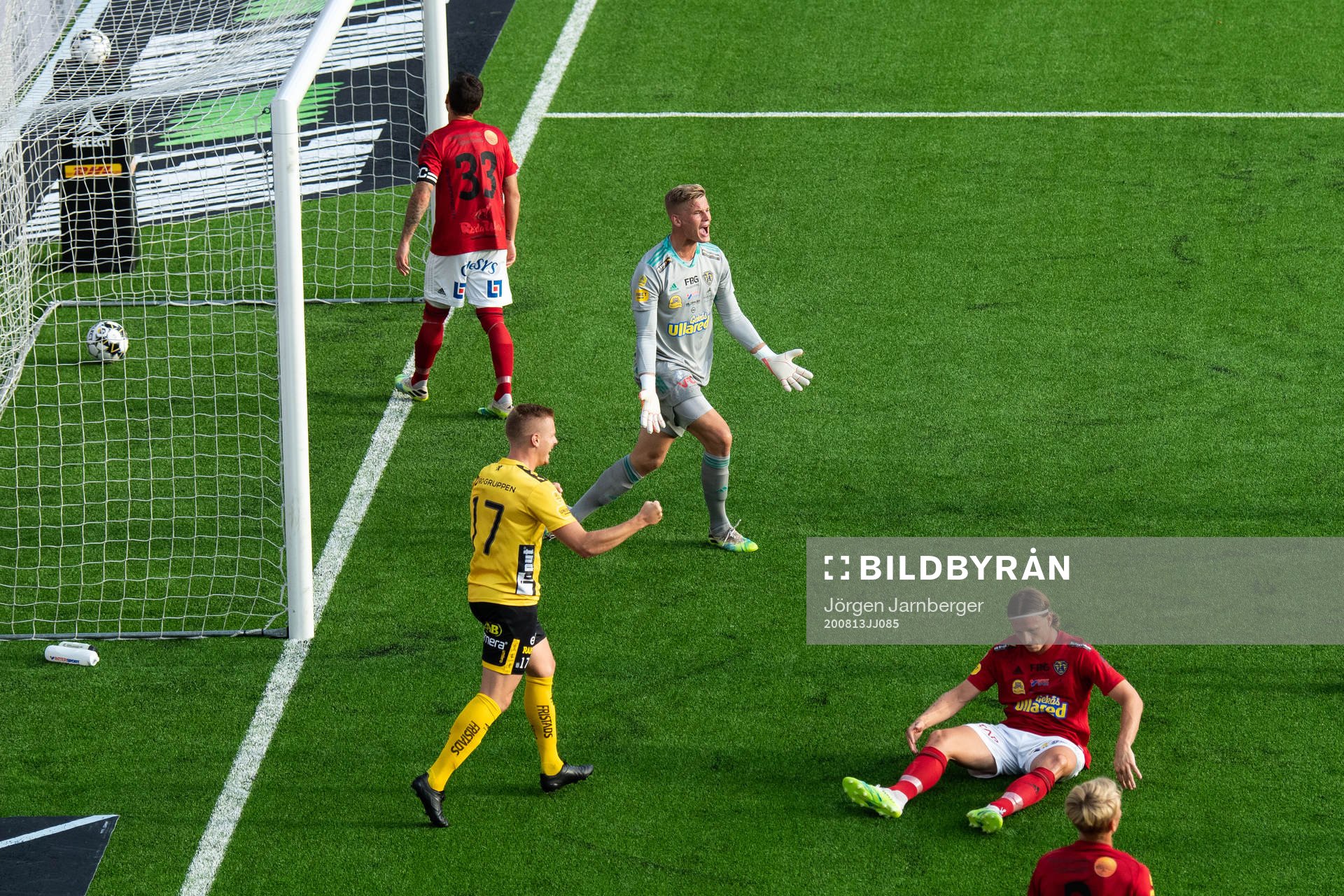 Falkenbergs målvakt Johan Brattberg reagerar