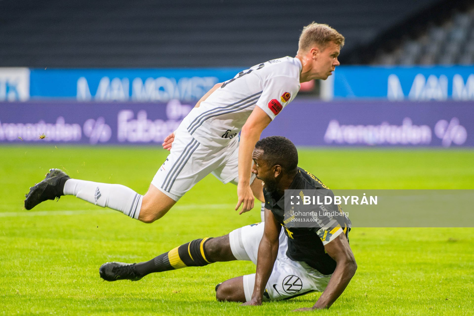 s Henok Goitom fälls i straffområdet av Östersunds Eirik