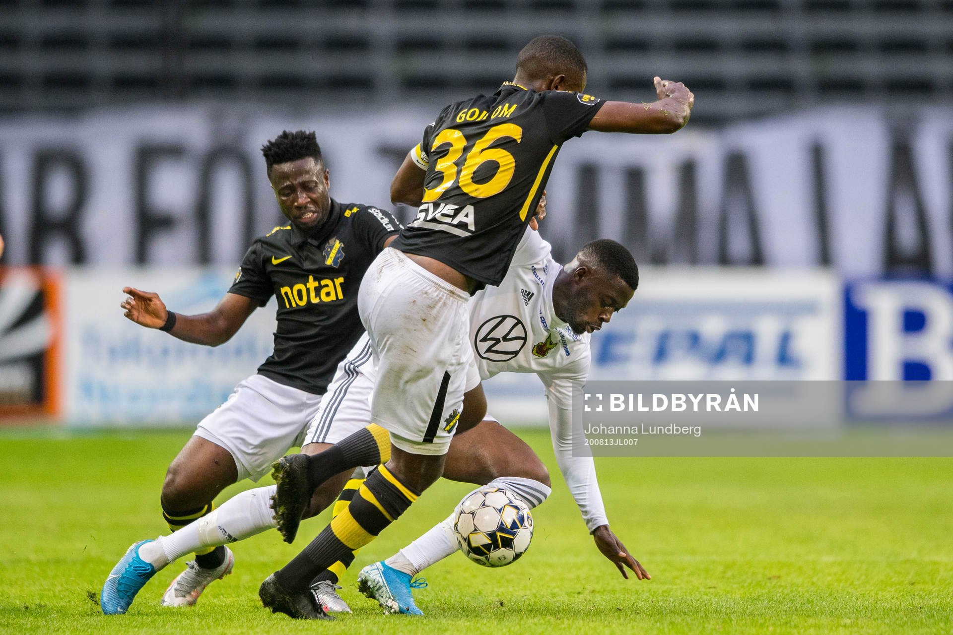AIK:s Heradi Rashidi och Henok Goitom mot Östersunds Isak Ssewankambo under fotbollsmatchen i Allsvenskan mellan AIK och Östersund den 13 augusti 2020 i Stockholm.