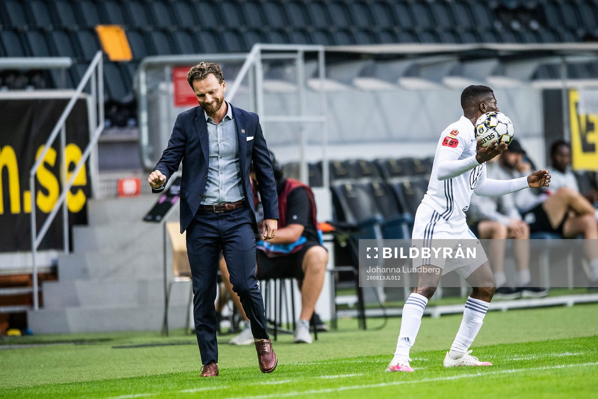 s tränare Bartosz Grzelak deppar