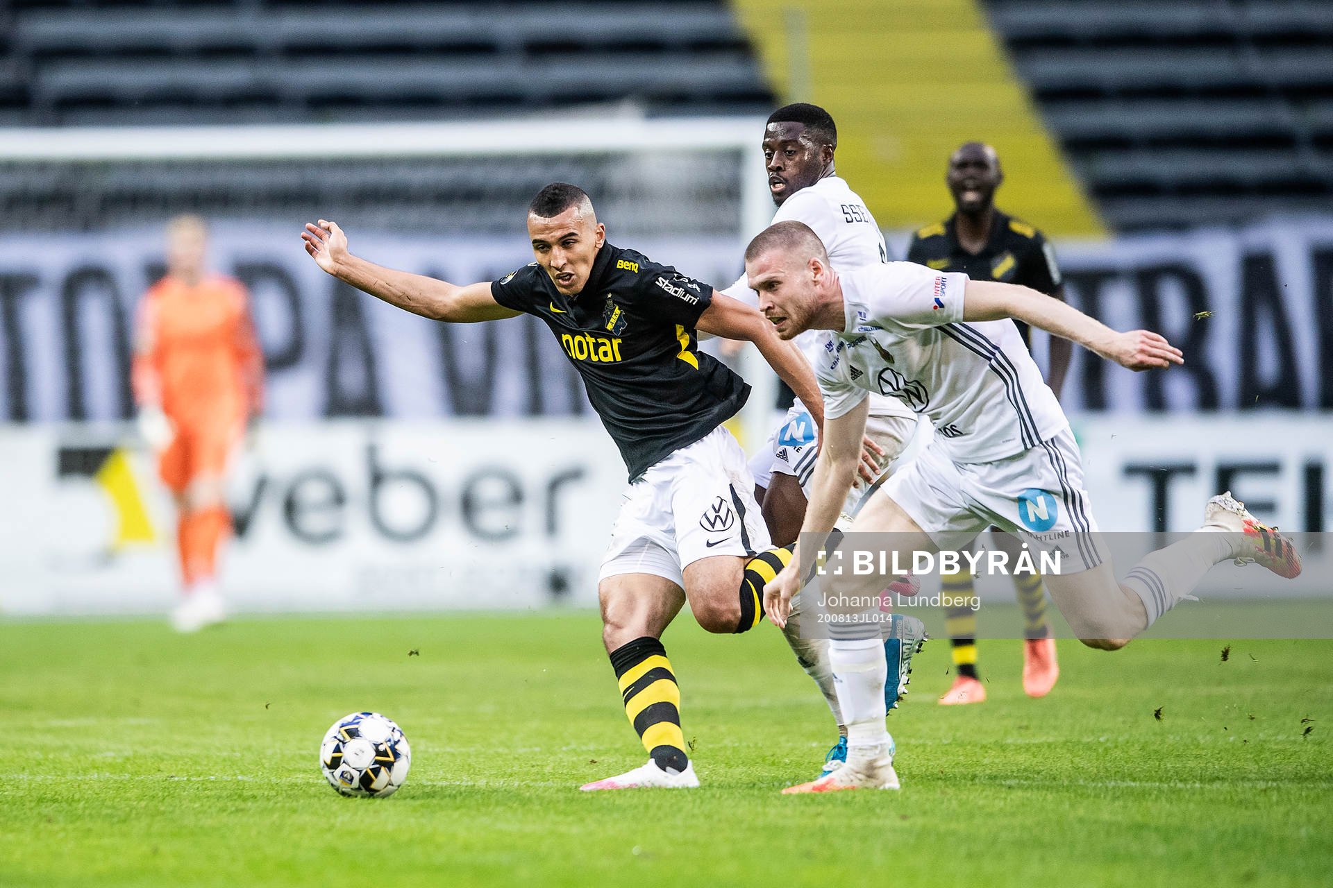 AIK:s Nabil Bahoui och Östersunds Thomas Isherwood under fotbollsmatchen i Allsvenskan mellan AIK och Östersund den 13 augusti 2020 i Stockholm.