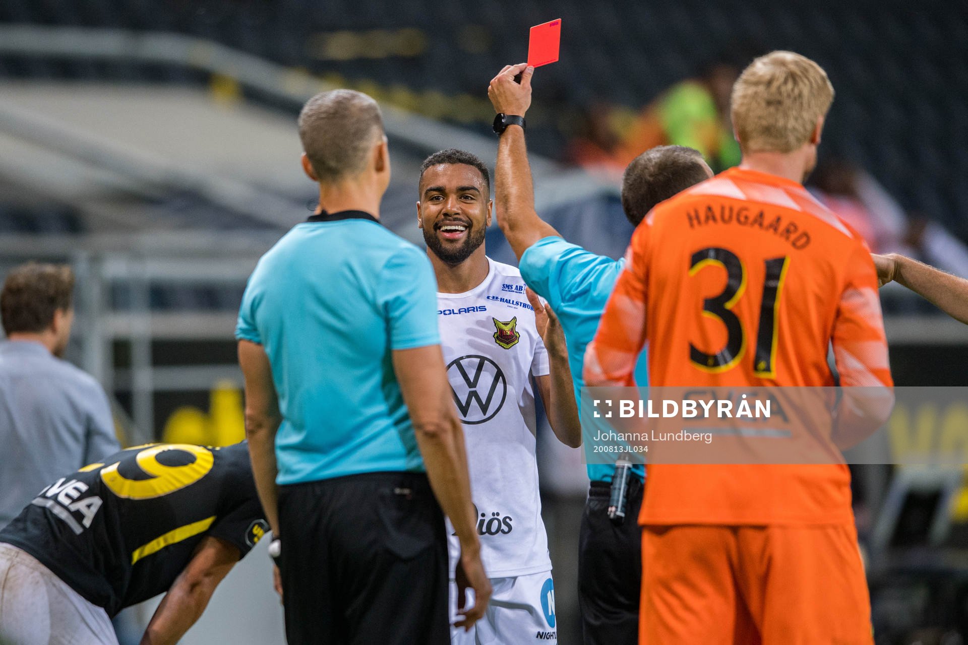 Östersunds Noah Sonko Sundberg får rött kort av domare Kaspar Sjöberg under fotbollsmatchen i Allsvenskan mellan AIK och Östersund den 13 augusti 2020 i Stockholm.