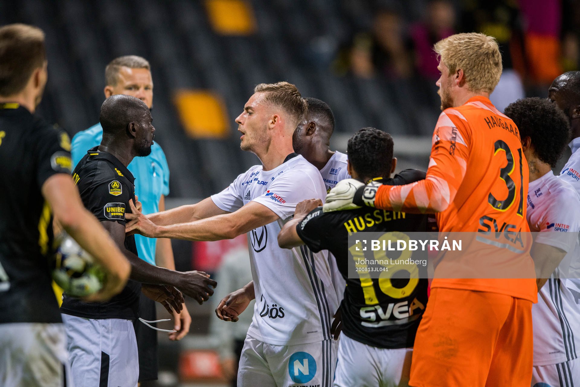 AIK:s målvakt Jacob Haugaard Enoch Kofi Adu och Bilal Hussein i bråk med Östersunds Felix Hörberg under fotbollsmatchen i Allsvenskan mellan AIK och Östersund den 13 augusti 2020 i Stockholm.