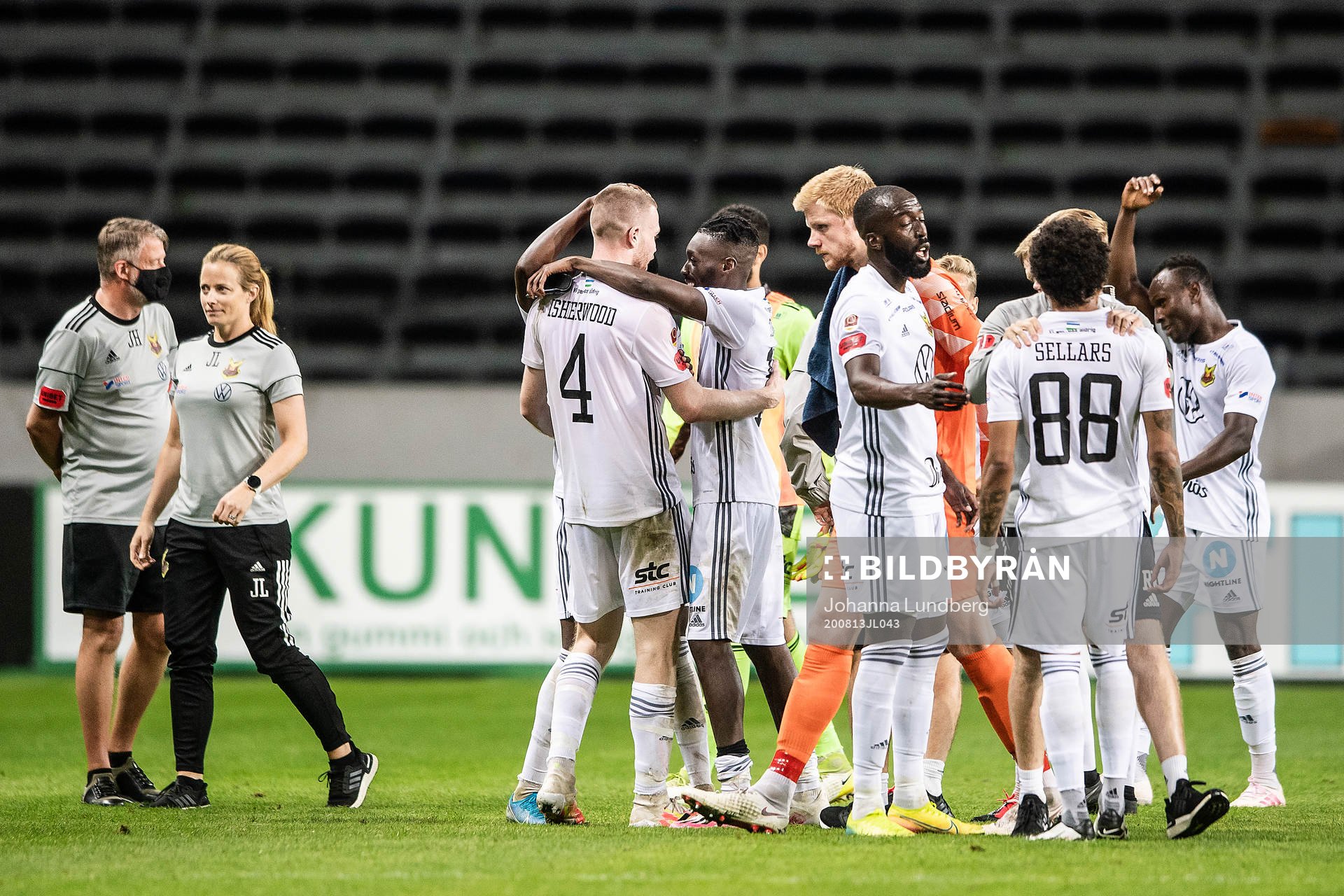 s målvakt Jacob Haugaard deppar medan Östersunds Thomas