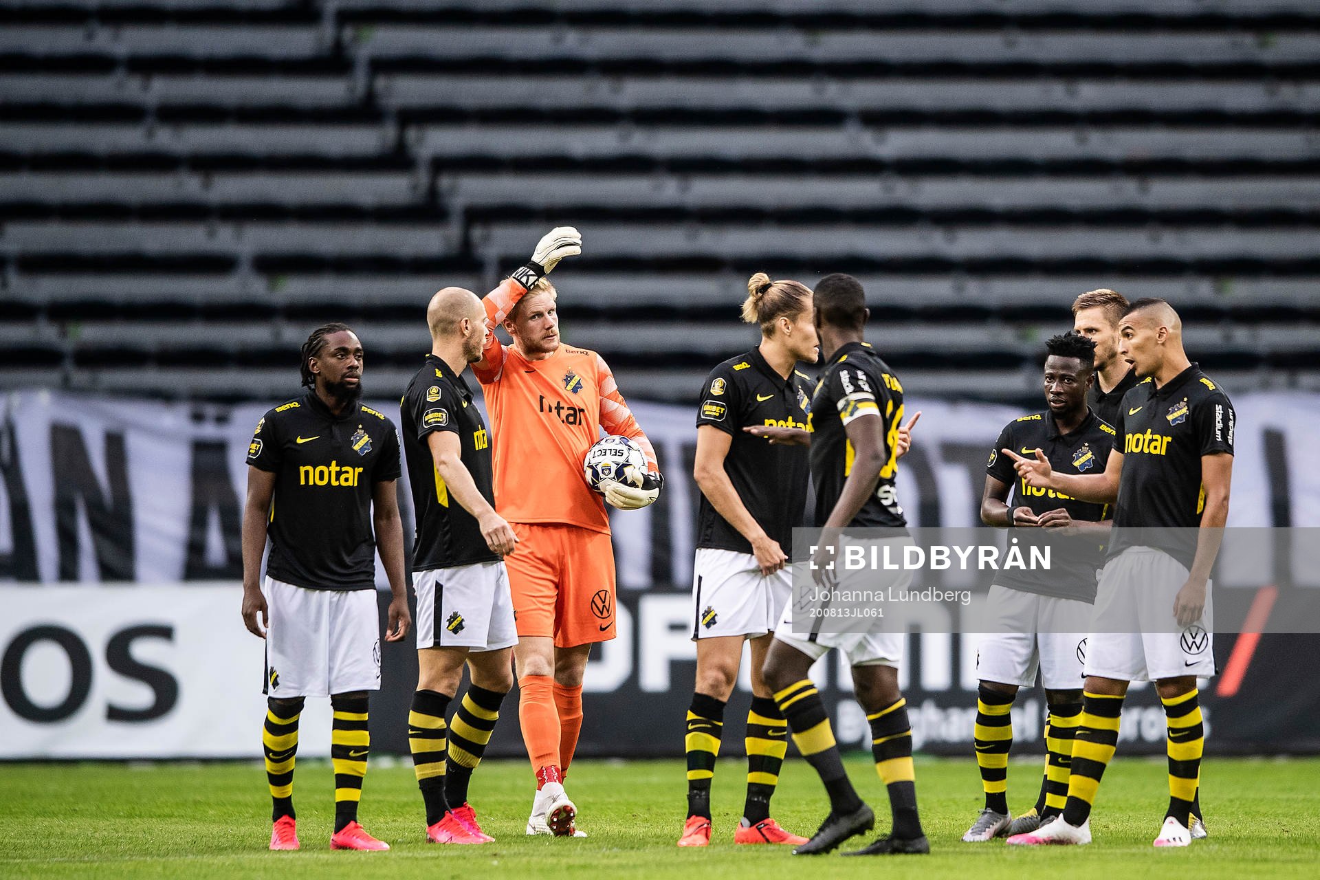 AIK:s Heradi Rashidi, Per Karlsson, målvakt Jacob Haugaard, Felix Michel, Henok Goitom, Ebenezer Ofori och Nabil Bahoui samlas under fotbollsmatchen i Allsvenskan mellan AIK och Östersund den 13 augusti 2020 i Stockholm.