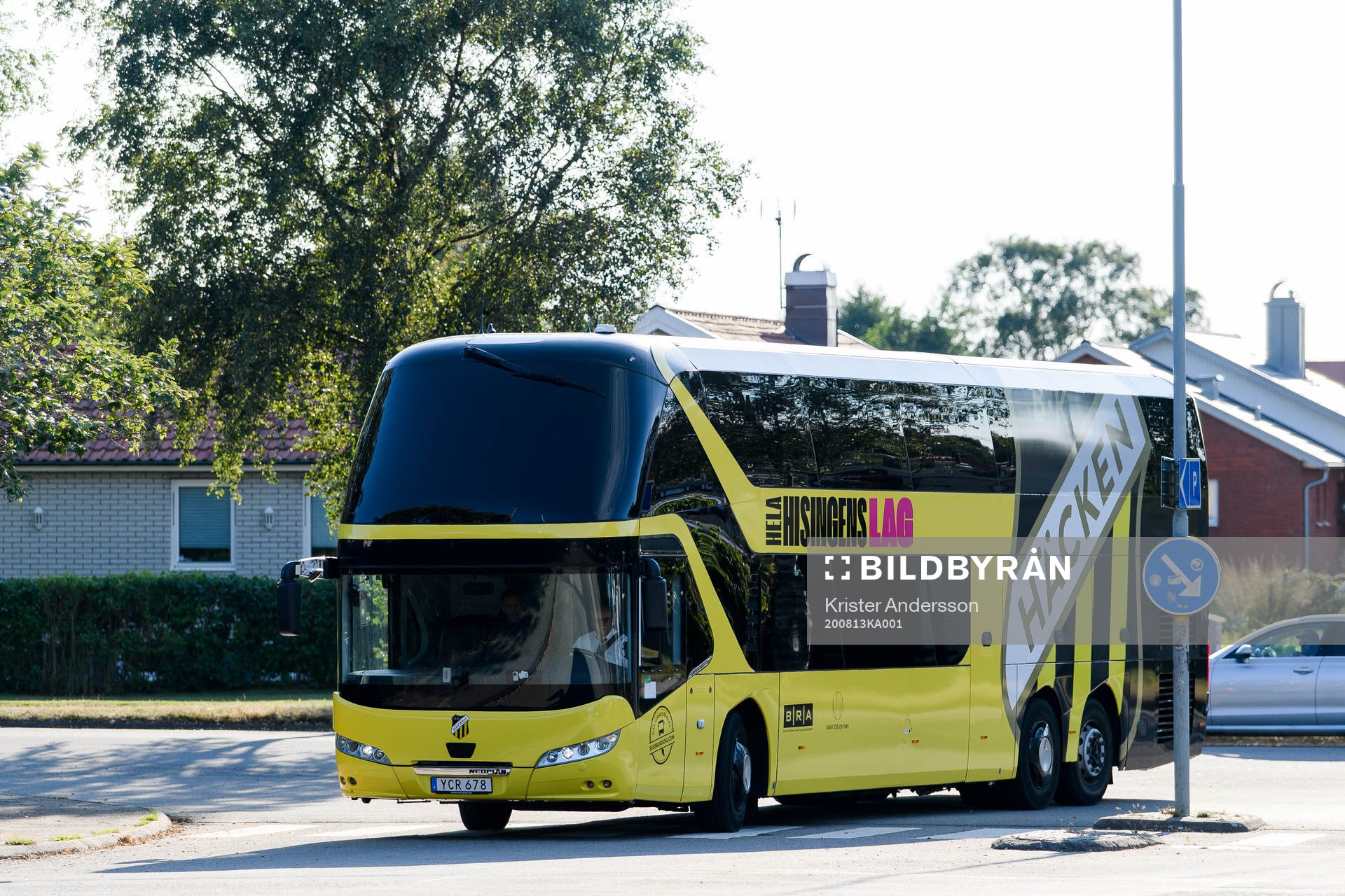 Häckens spelarbuss anländer före fotbollsmatchen i