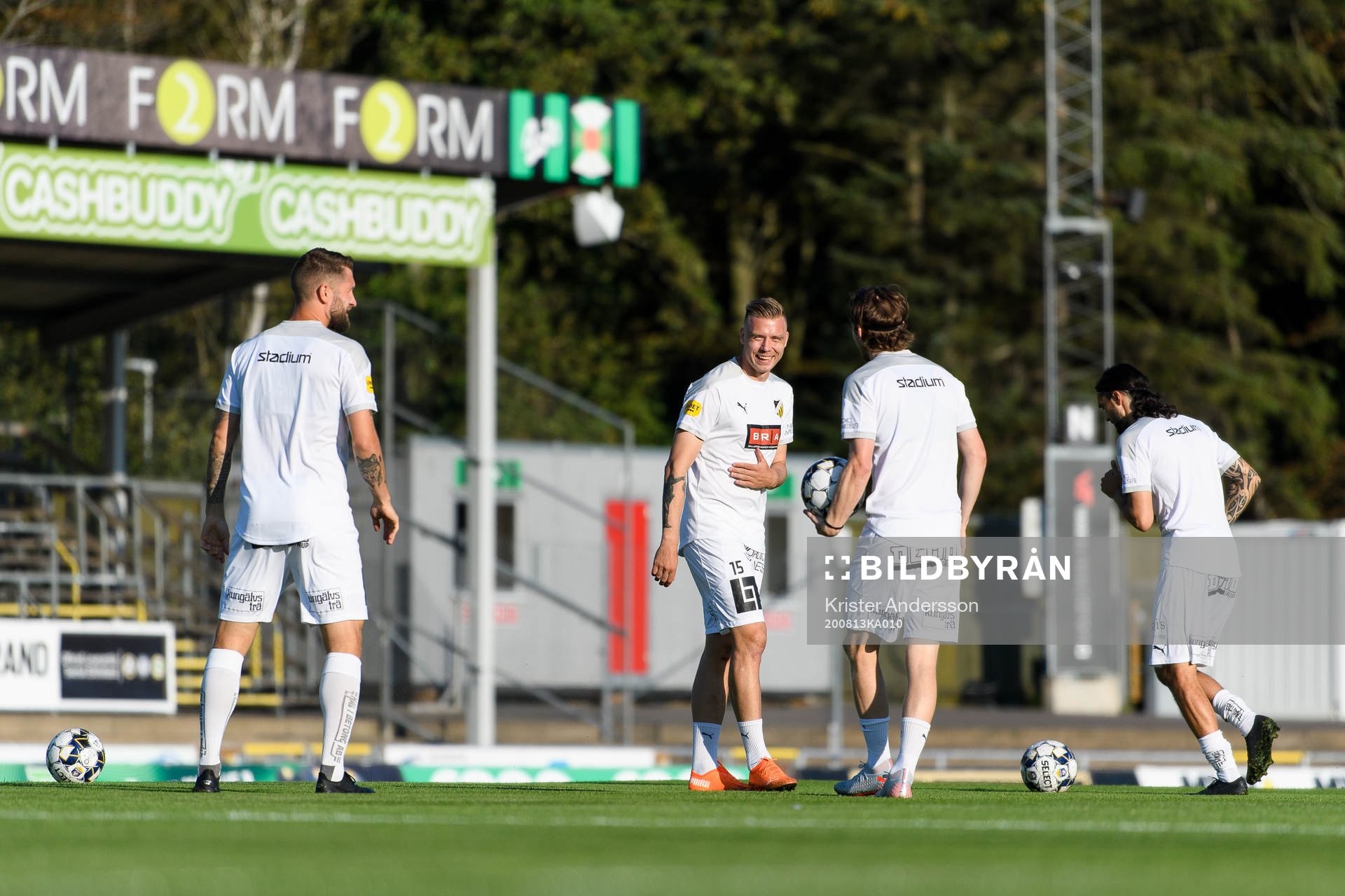Häckens spelare före fotbollsmatchen i Allsvenskan mellan
