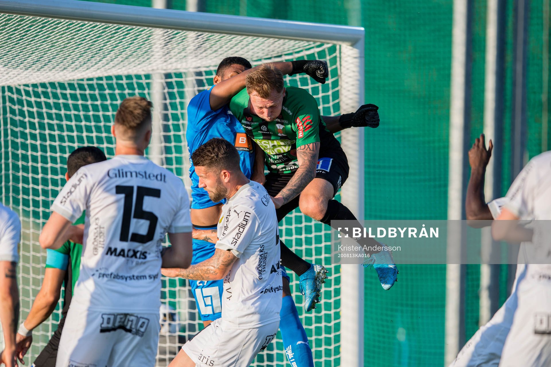 Häckens målvakt Jonathan Ursin Rasheed och Varbergs