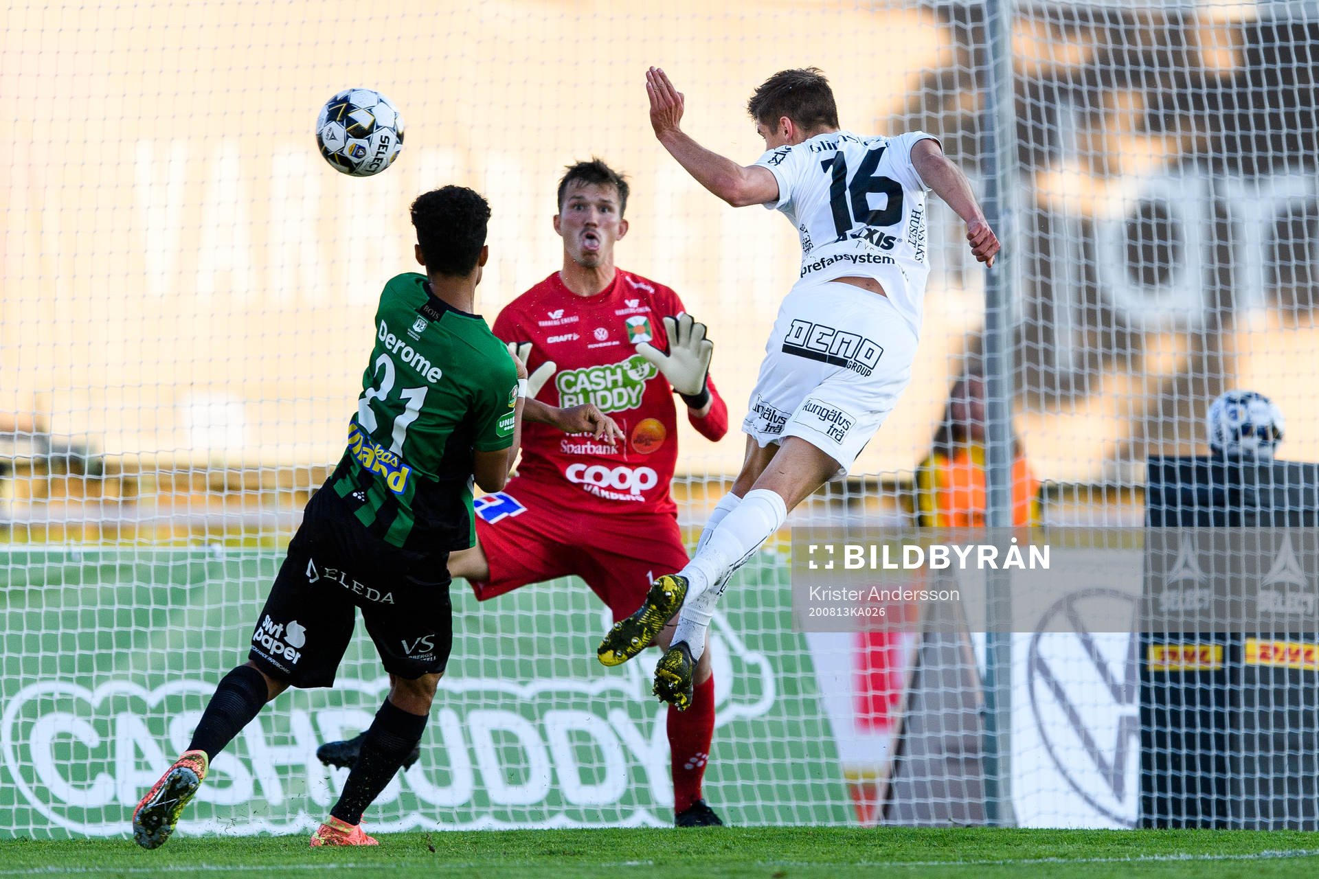 Häckens Leo Bengtsson nickar in 0-1