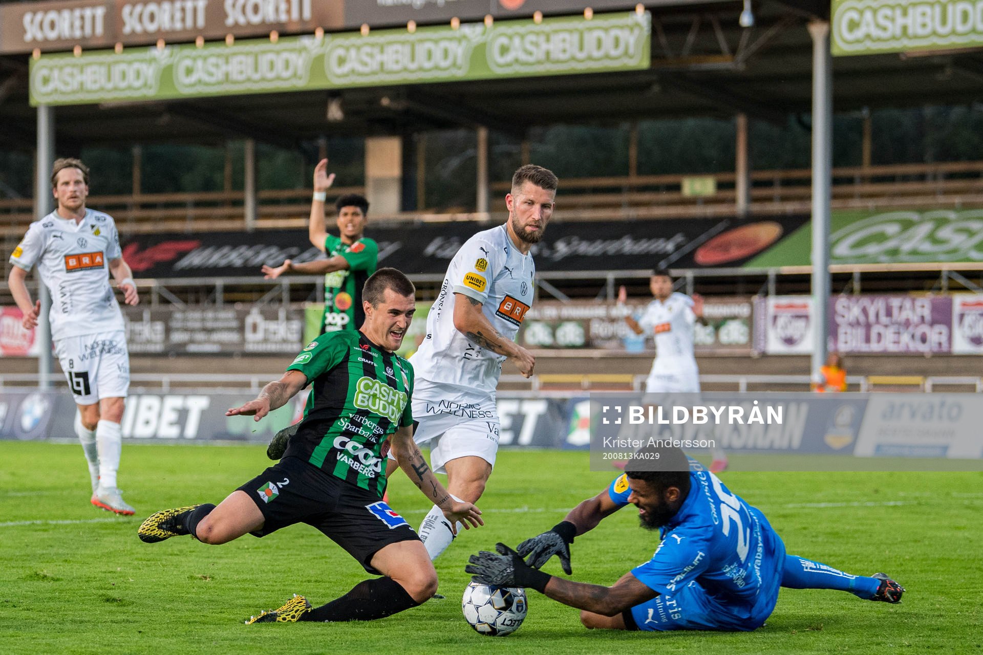 Varbergs Jon Birkfeldt och Häckens målvakt Jonathan Ursin