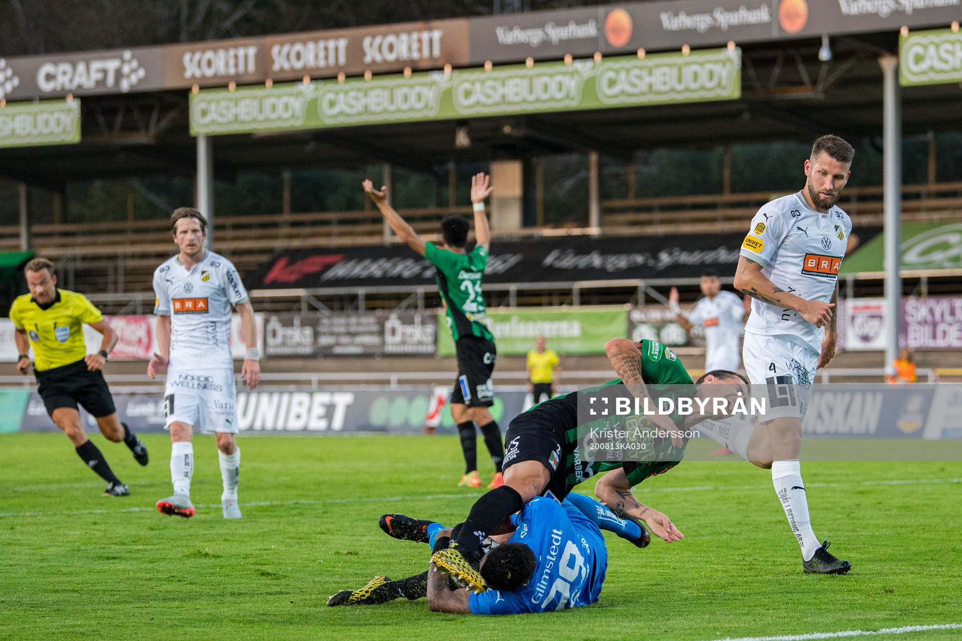Varbergs Jon Birkfeldt och Häckens målvakt Jonathan Ursin