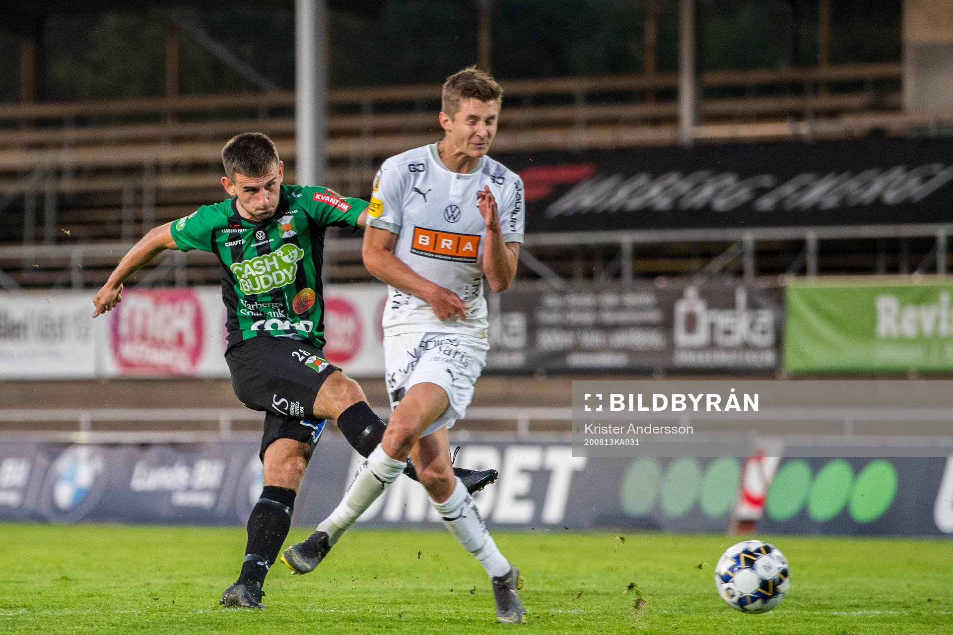 Varbergs Erion Sadiku testar skott