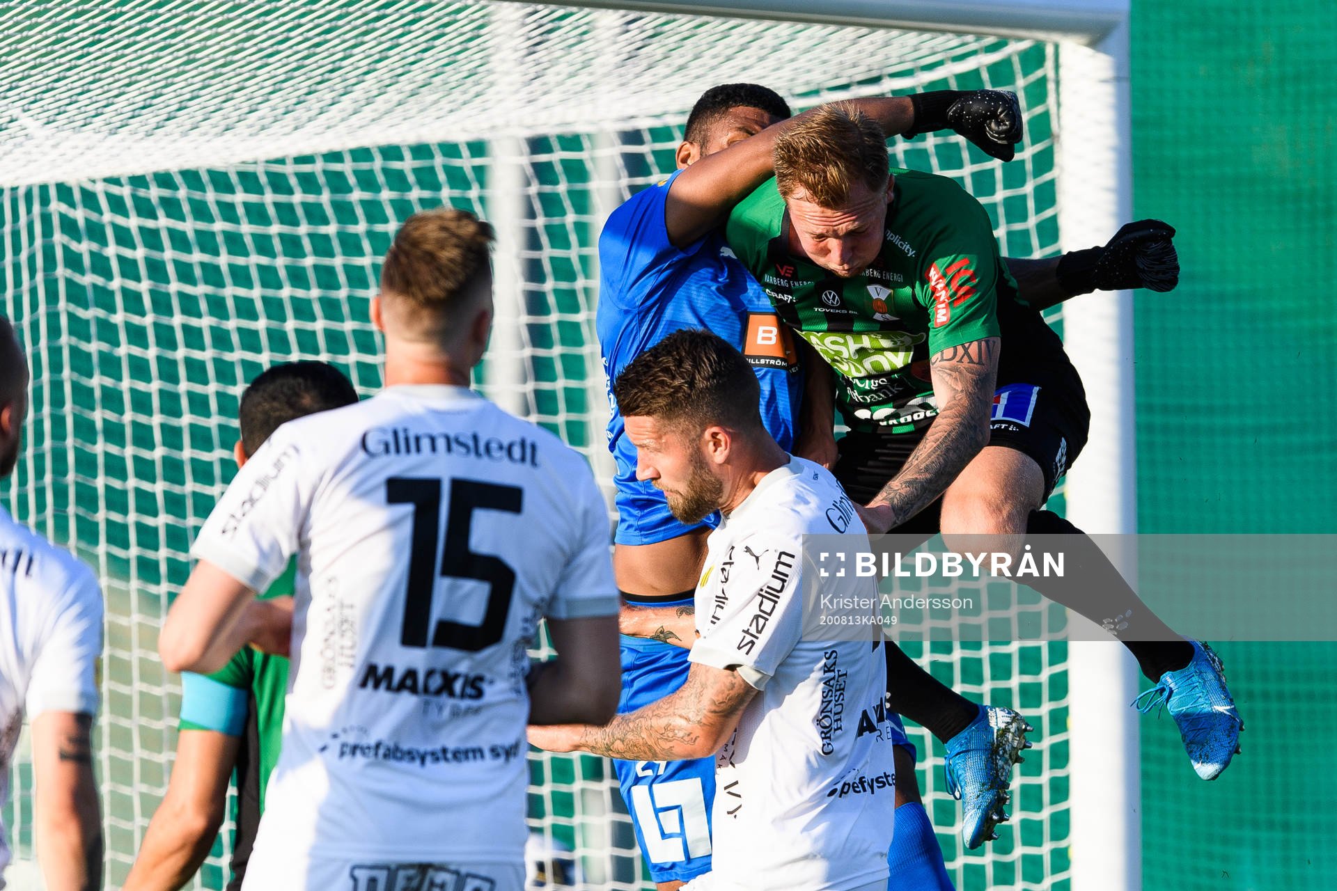 Häckens målvakt Jonathan Ursin Rasheed och Varbergs