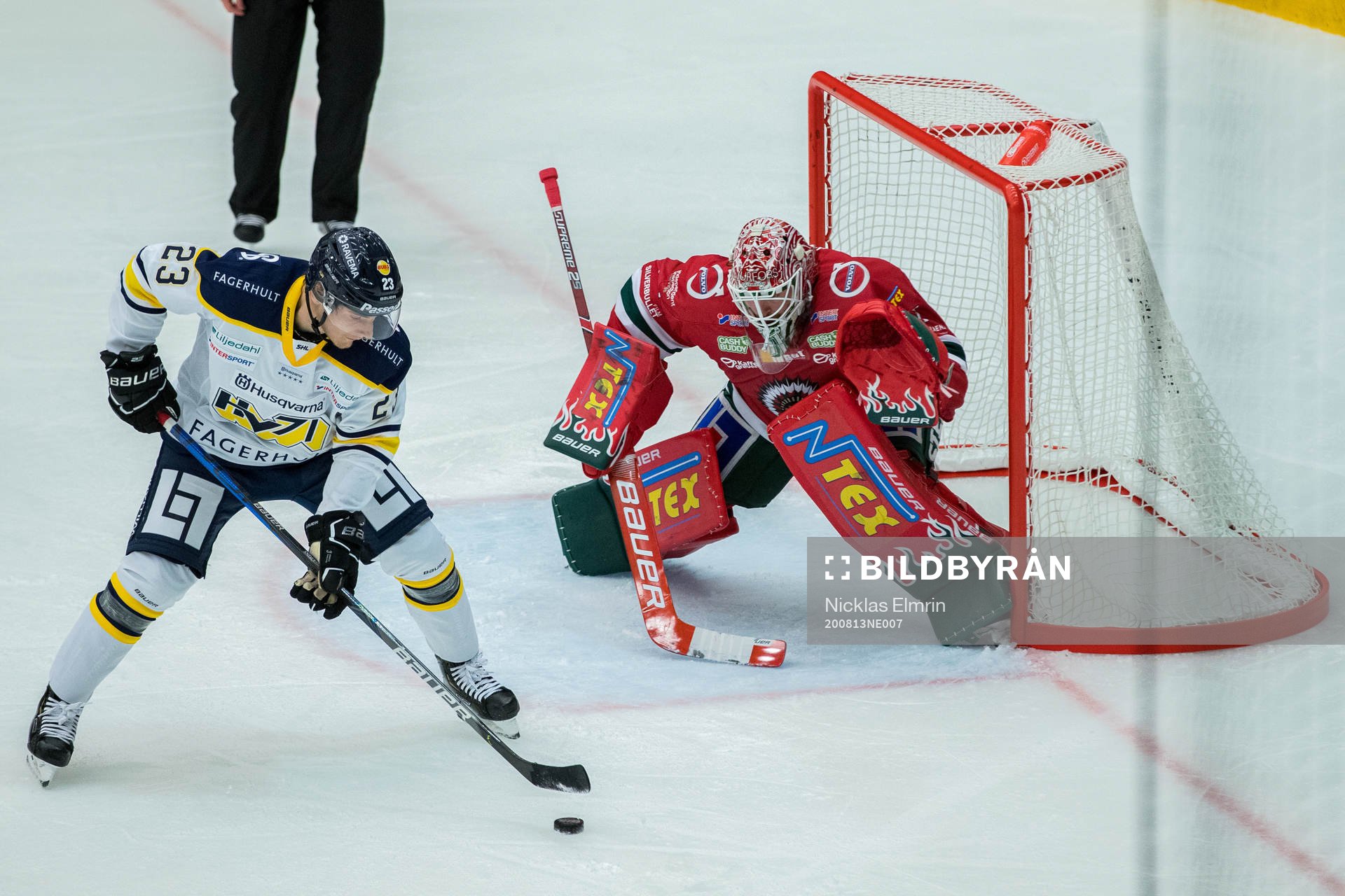 s Lias Andersson och Frölundas målvakt Niklas Rubin
