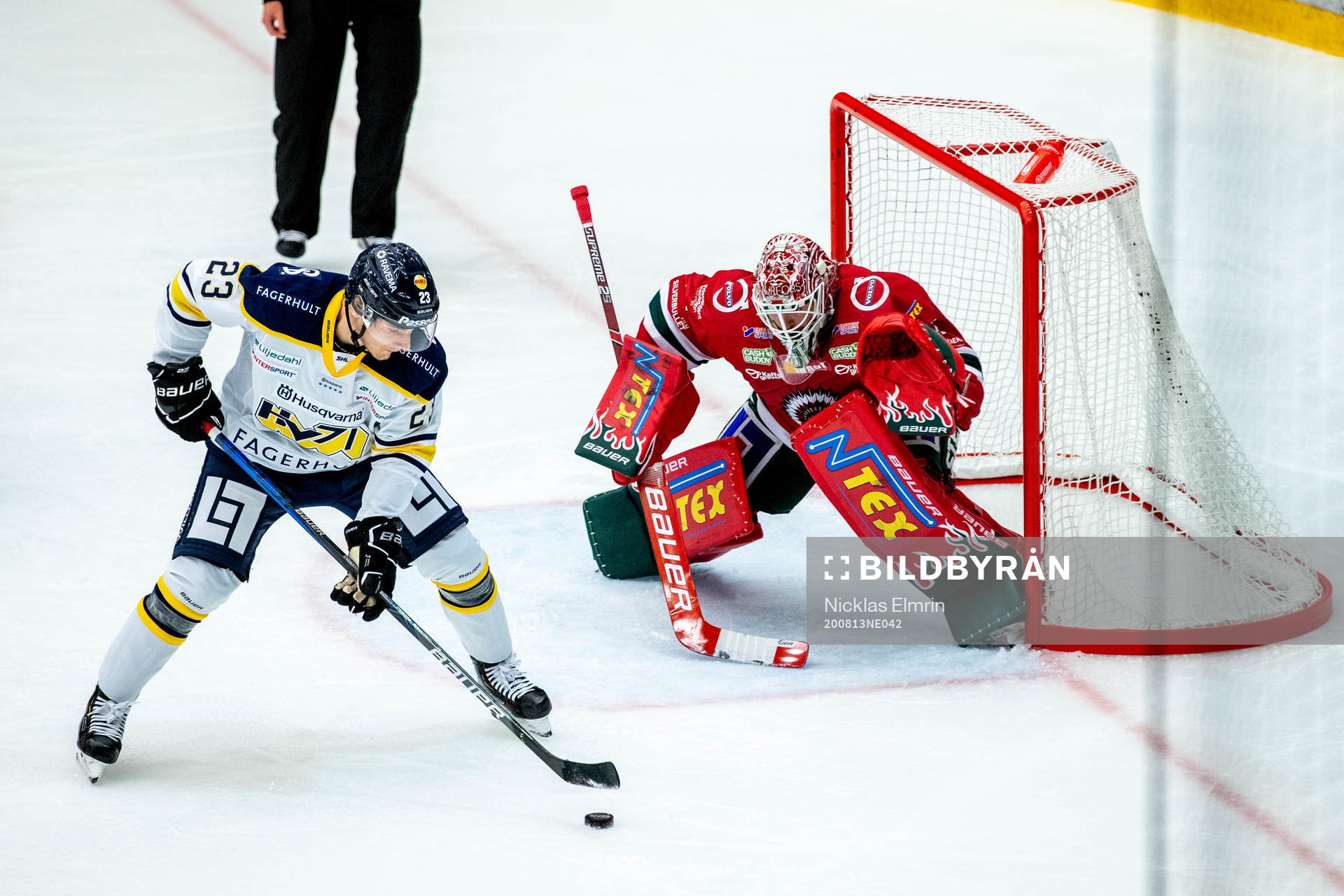 s Lias Andersson mot Frölundas målvakt Niklas Rubin