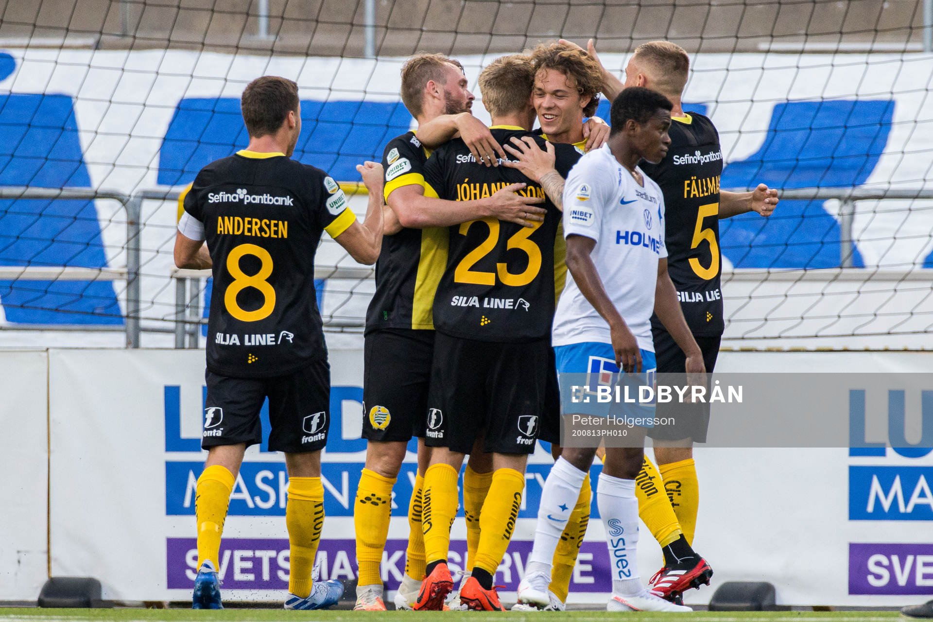 Hammarbys Kalle Björklund jublar med lagkamrater