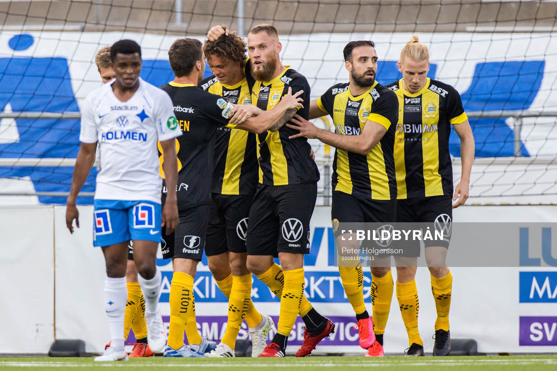 Hammarbys Kalle Björklund jublar med lagkamrater