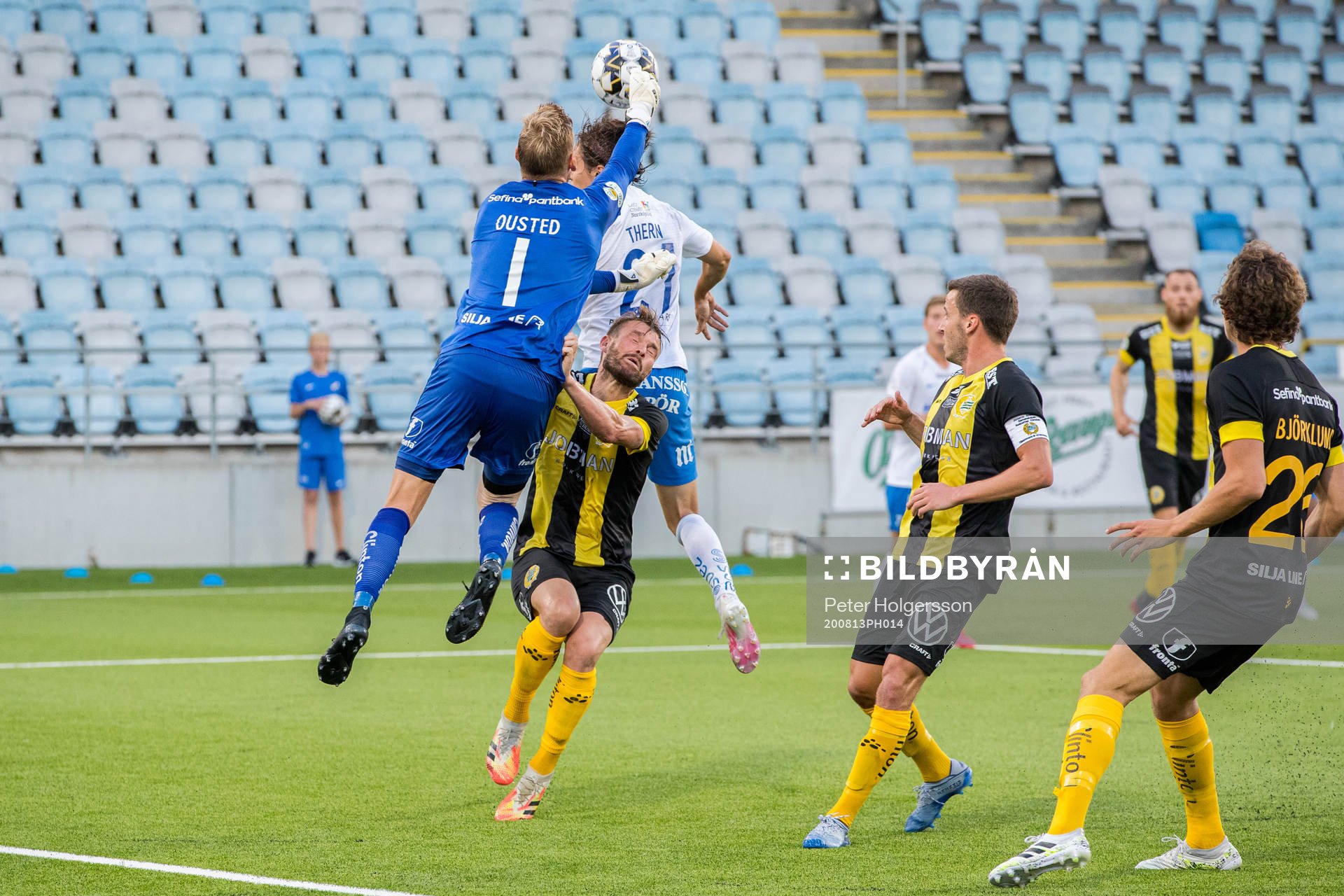 Hammarbys målvakt David Ousted i kollision med Mads Fenger