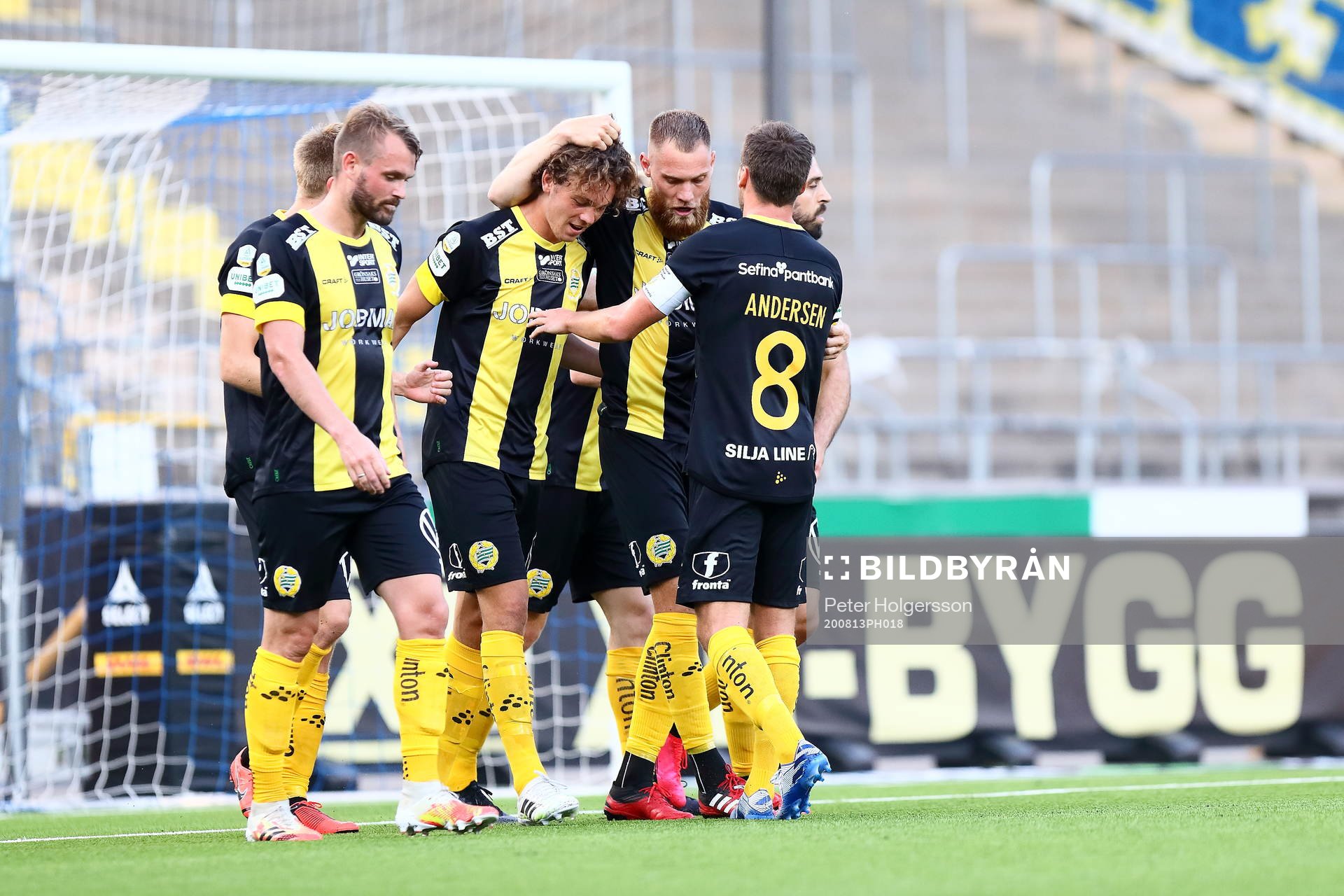 Hammarbys Kalle Björklund jublar med lagkamrater