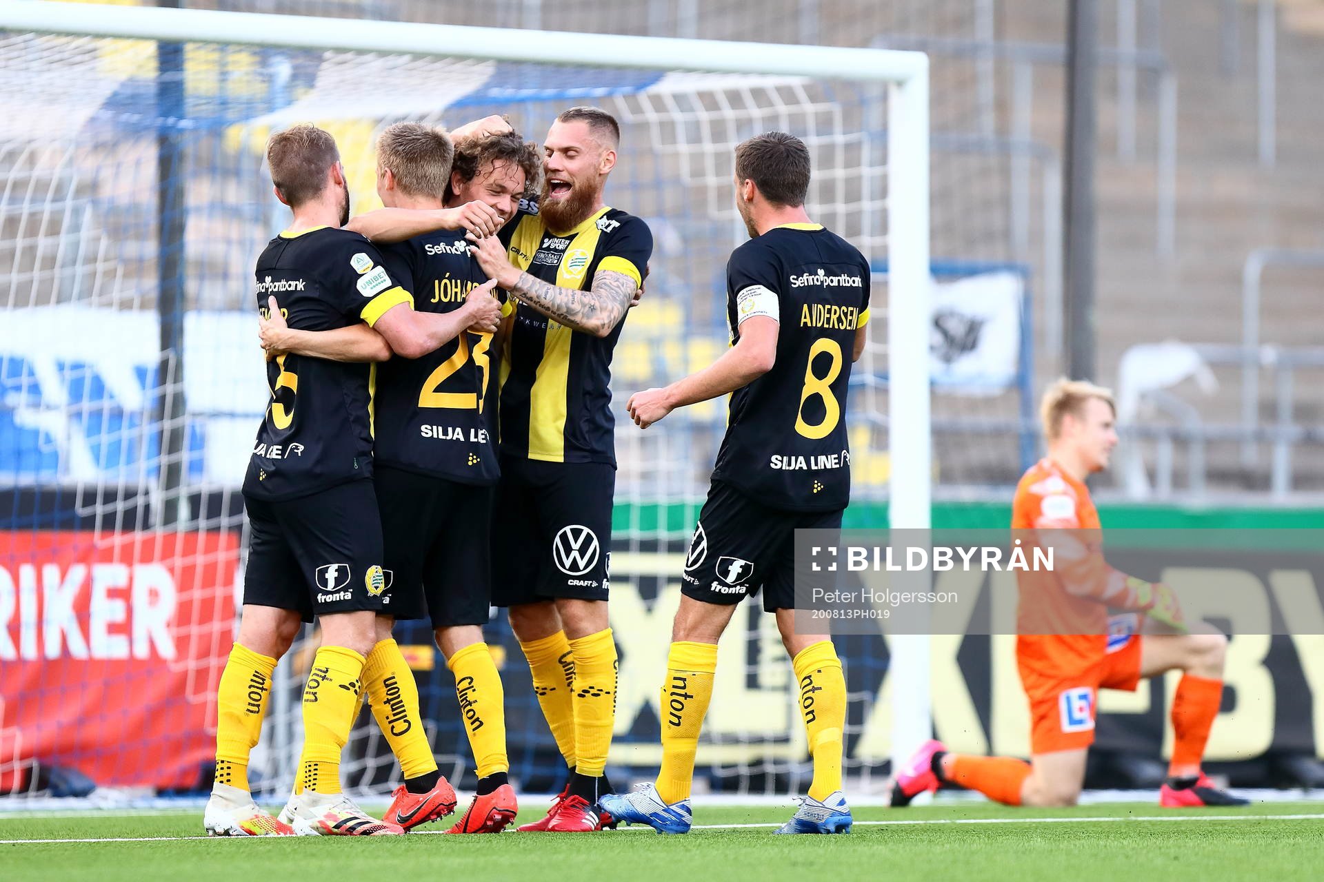 Hammarbys Kalle Björklund jublar med lagkamrater